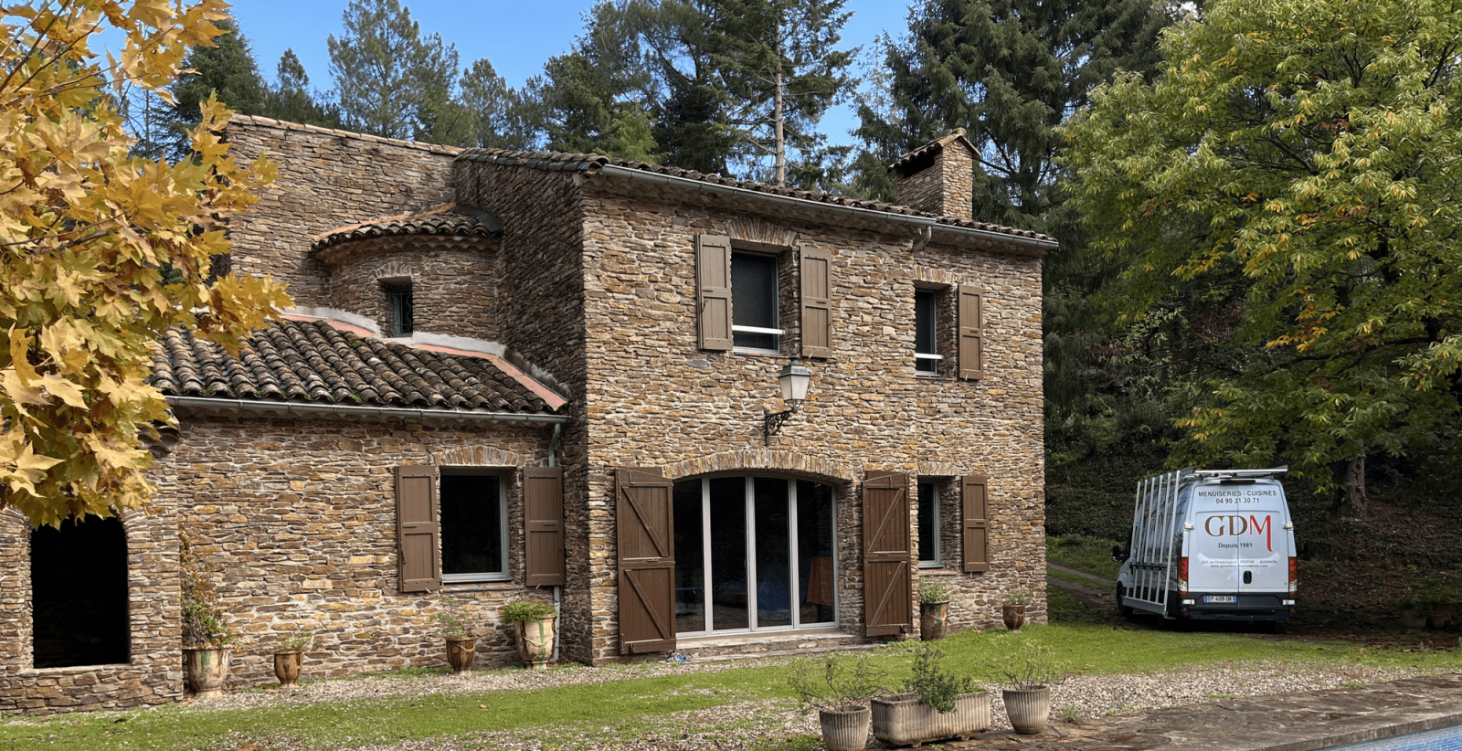 Retour positif de notre cliente Mme E. pour la pose de ses nouvelles fenêtres en pvc gris clair