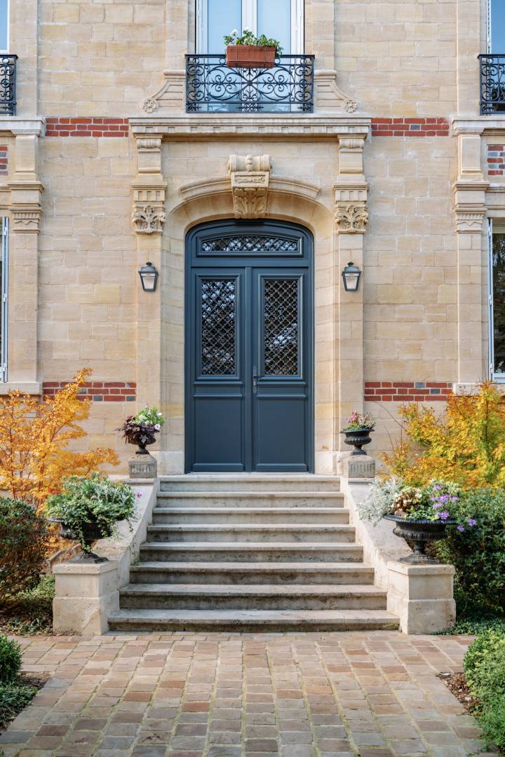 Porte d'entrée de maison sur mesure en bois bel'm proche d'Avignon dans le 84 (Vedène)