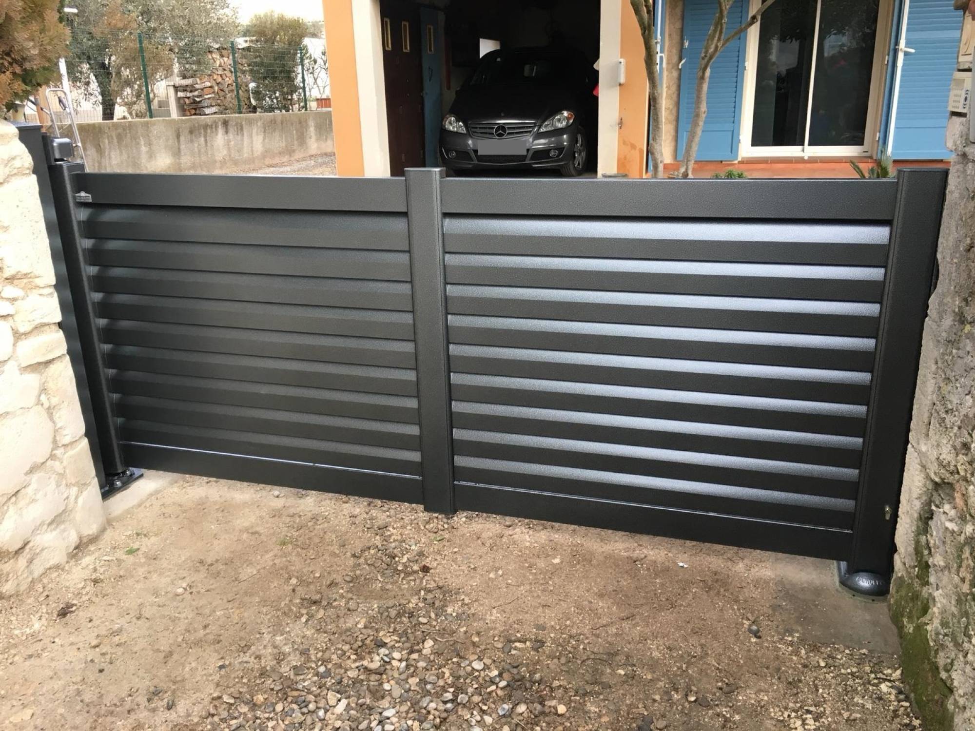 Installation d'un portail battant motorisé en aluminium à Saint Mitre les Remparts près de Martigues (13)