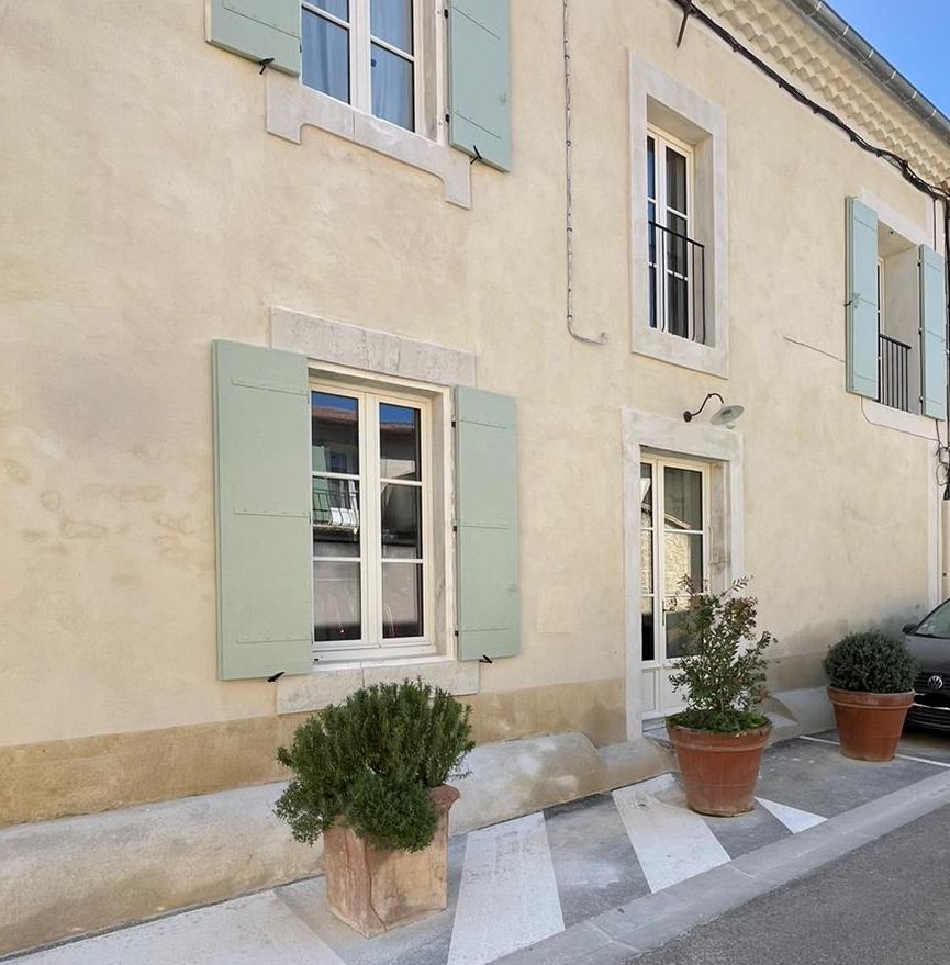 Pose de volet battant bois sur mesure à Graveson avec lames croisées dans les bouches du Rhône