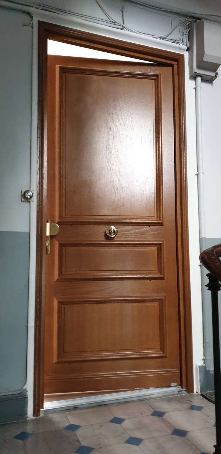 Réfection d'une porte d'entrée sur mesure en bois menuisée dans une copropriété du quartier de la vieille ville à Nice (06)