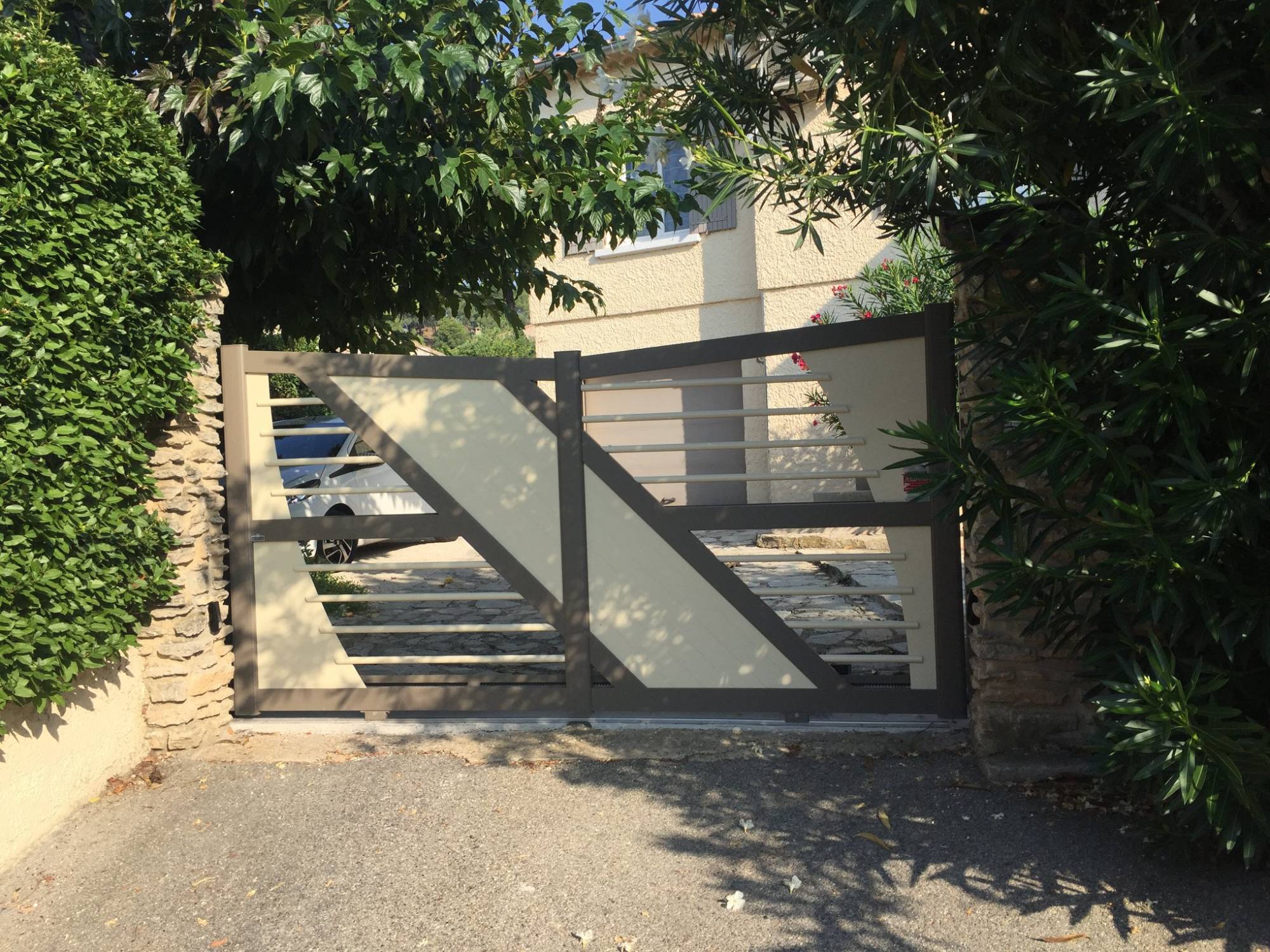 Portail coulissant sur mesure en aluminium dans le luberon