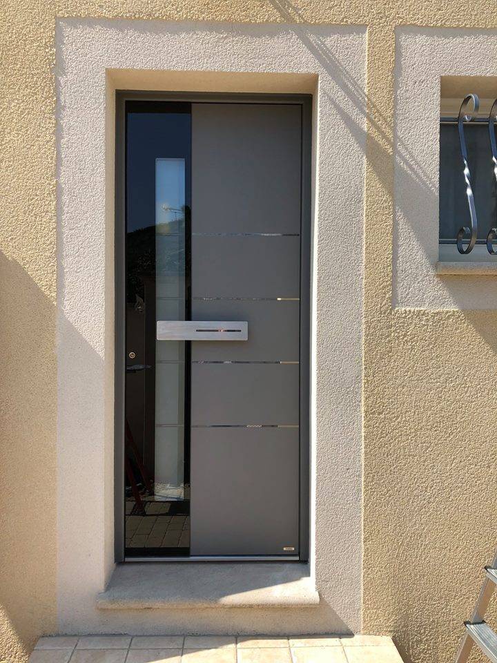 Réalisation d'une porte d'entrée en aluminium triple vitrage haut de gamme à Morières les Avignon près d'Avignon (84)