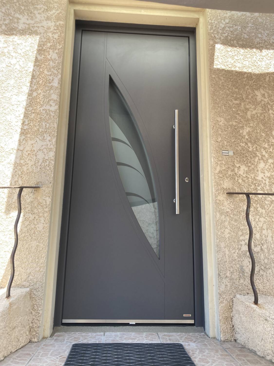 Pose d'une porte d'entrée en aluminium vitrée haut de gamme en rénovation à Pujaut près de Sauveterre (30)