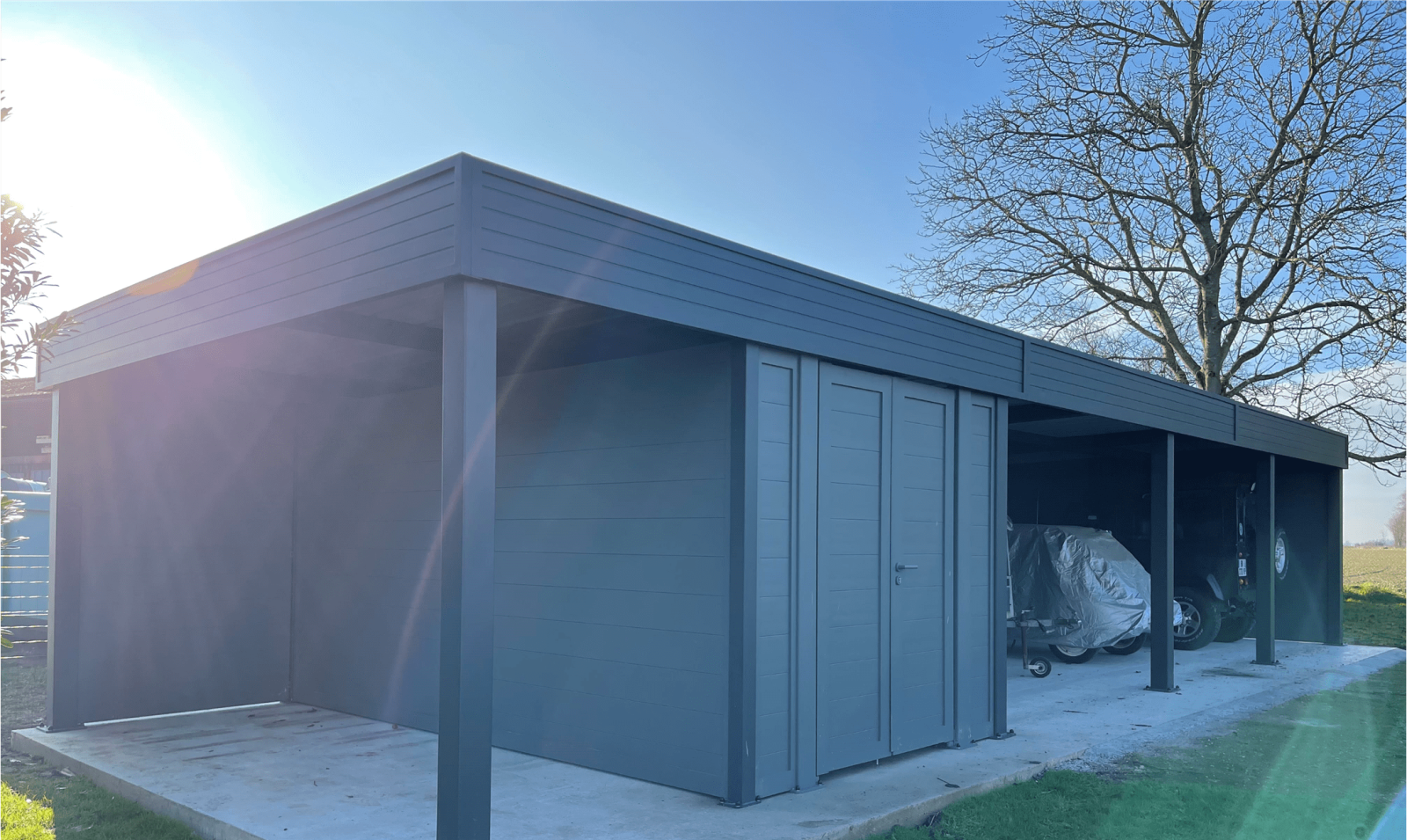Installation d’un carport en aluminium sur Avignon, avec abri de jardin intégré gris anthracite