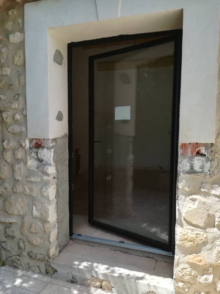 Rénovation de porte fenêtre et fenêtre 1 vantail en aluminium aspect acier à Fontvieille proche des Baux de Provence dans les Alpilles (13)