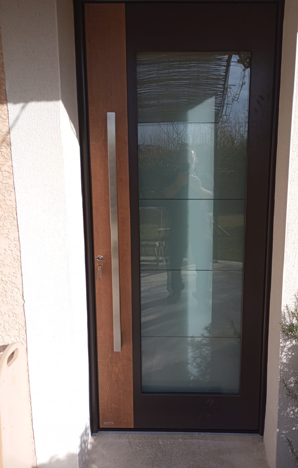 Modernisation d’une entrée de maison à Vedène avec l’installation d’une porte d’entrée en aluminium premium brun et aspect bois