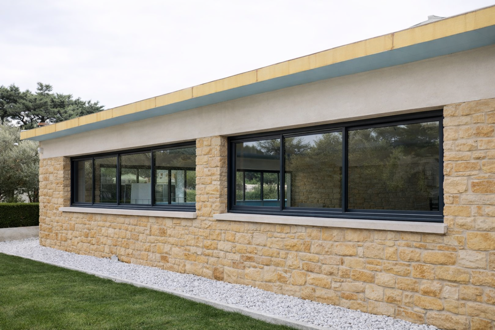  Installation d’une baie vitrée alu coulissante 3 vantaux et d’une baie coulissante 4 vantaux sur Saint Géniès de Comolas