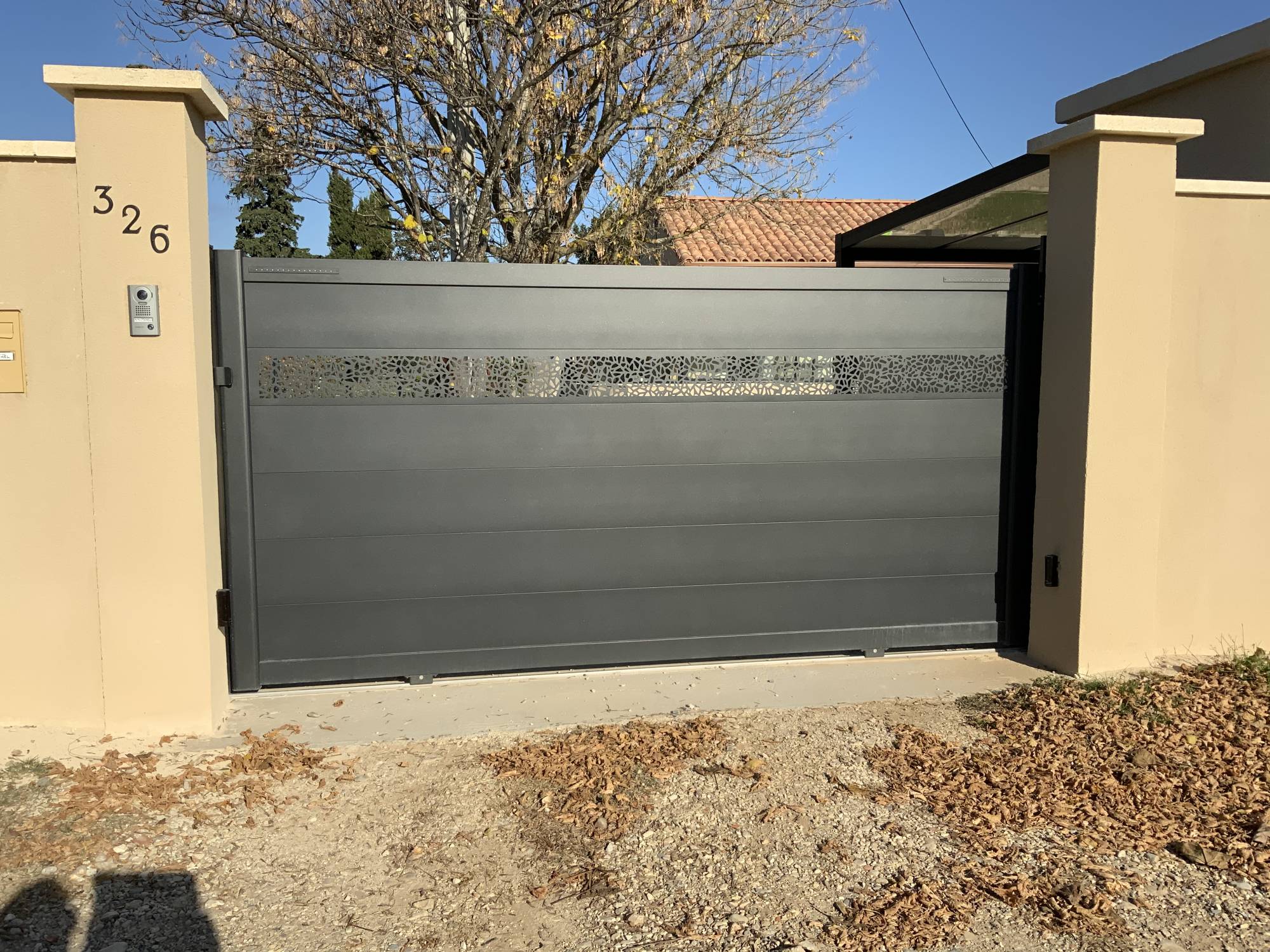 Mise en place d'un portail coulissant sur rail en aluminium avec motif et avec motorisation intégrée à Sarrians proche de Monteux (84)
