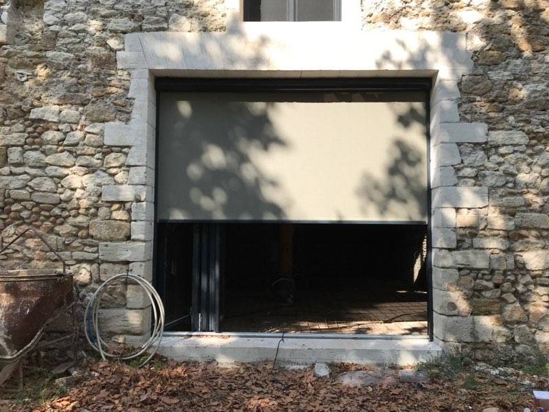 Mise en place d'un store vertical screen zip extérieur sur mesure motorisé à Montfavet proche d'Avignon (84)