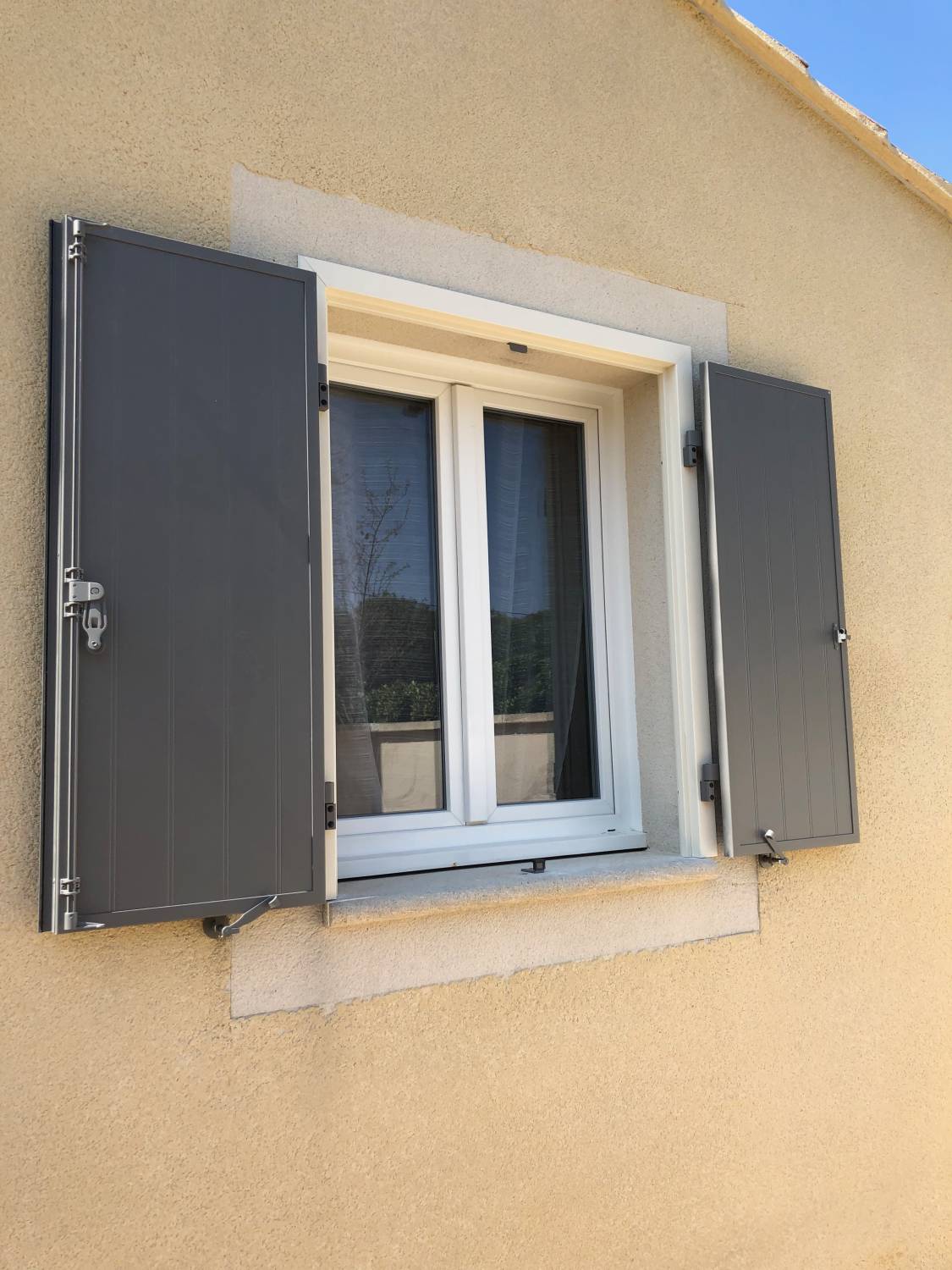 Rénovation de volets battants isolants en aluminium sur cadre à Morières les Avignon près de Vedène (84)