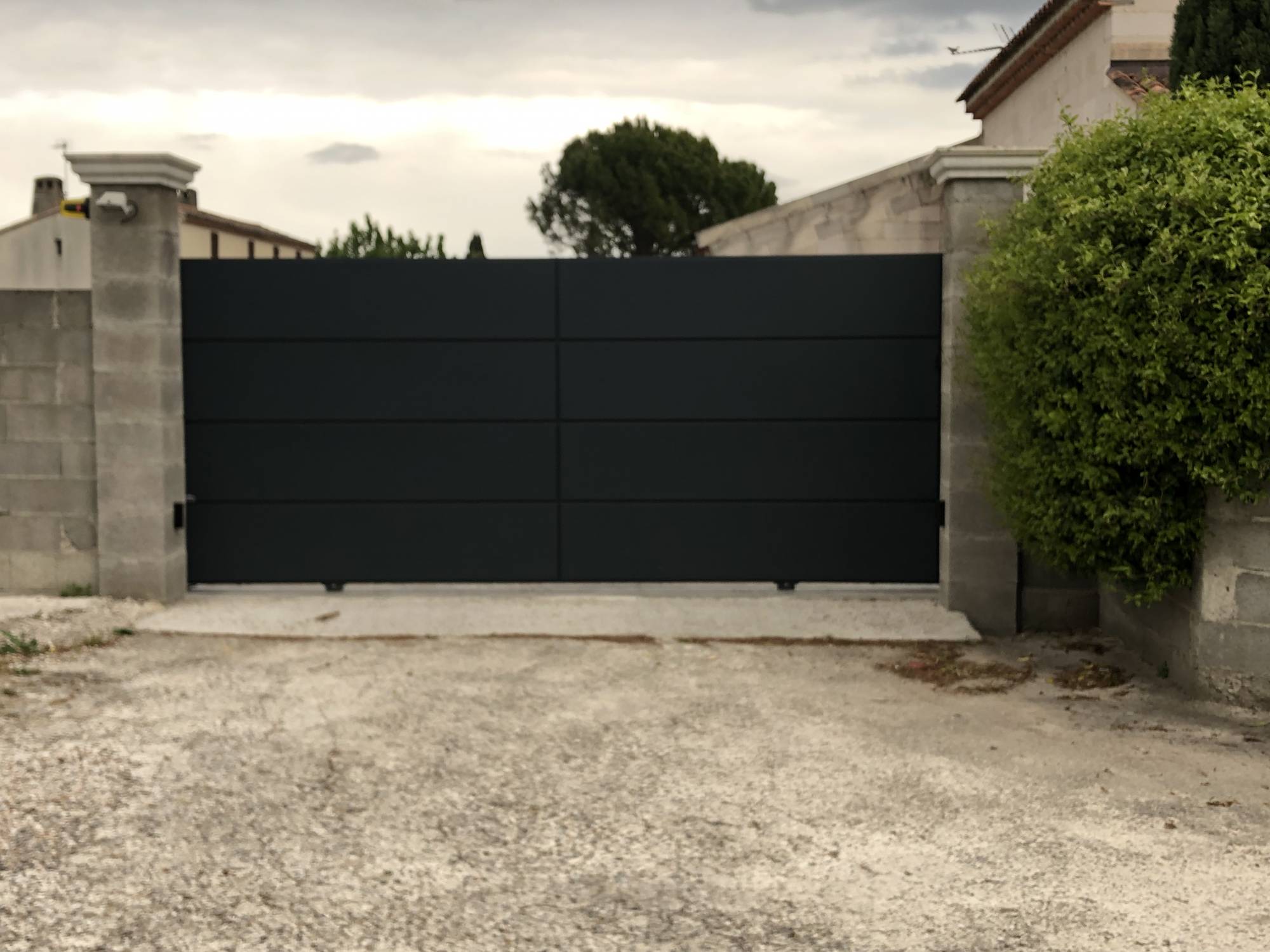 portail coulissant motorisé et portillon en aluminium Tschoeppé à Pujaut près des Angles dans le Gard (30)