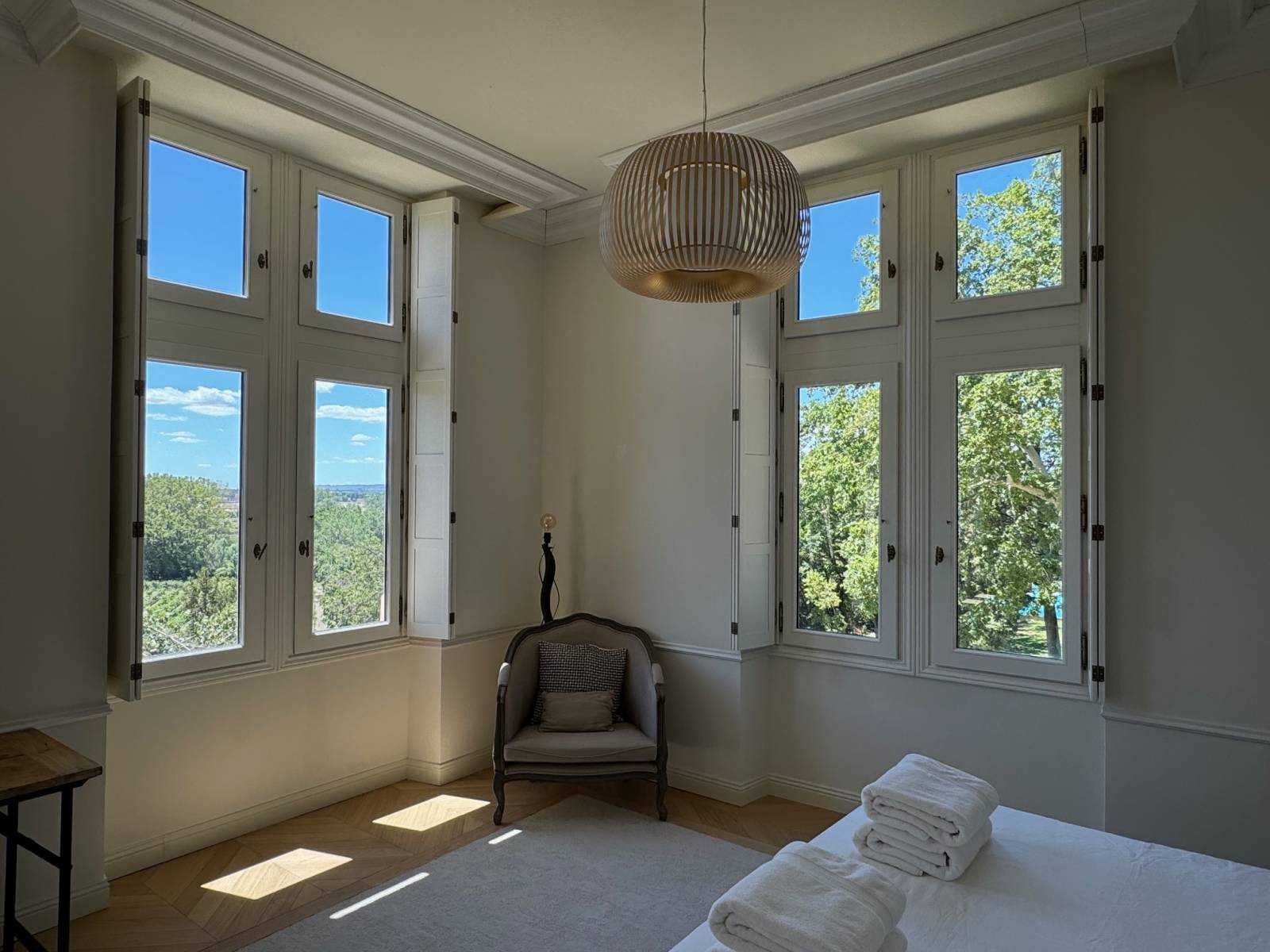 Pose de fenêtres en bois sur mesure proche de Vedène à Morières-lès-Avignon, avec volet intérieur bois traditionnel 