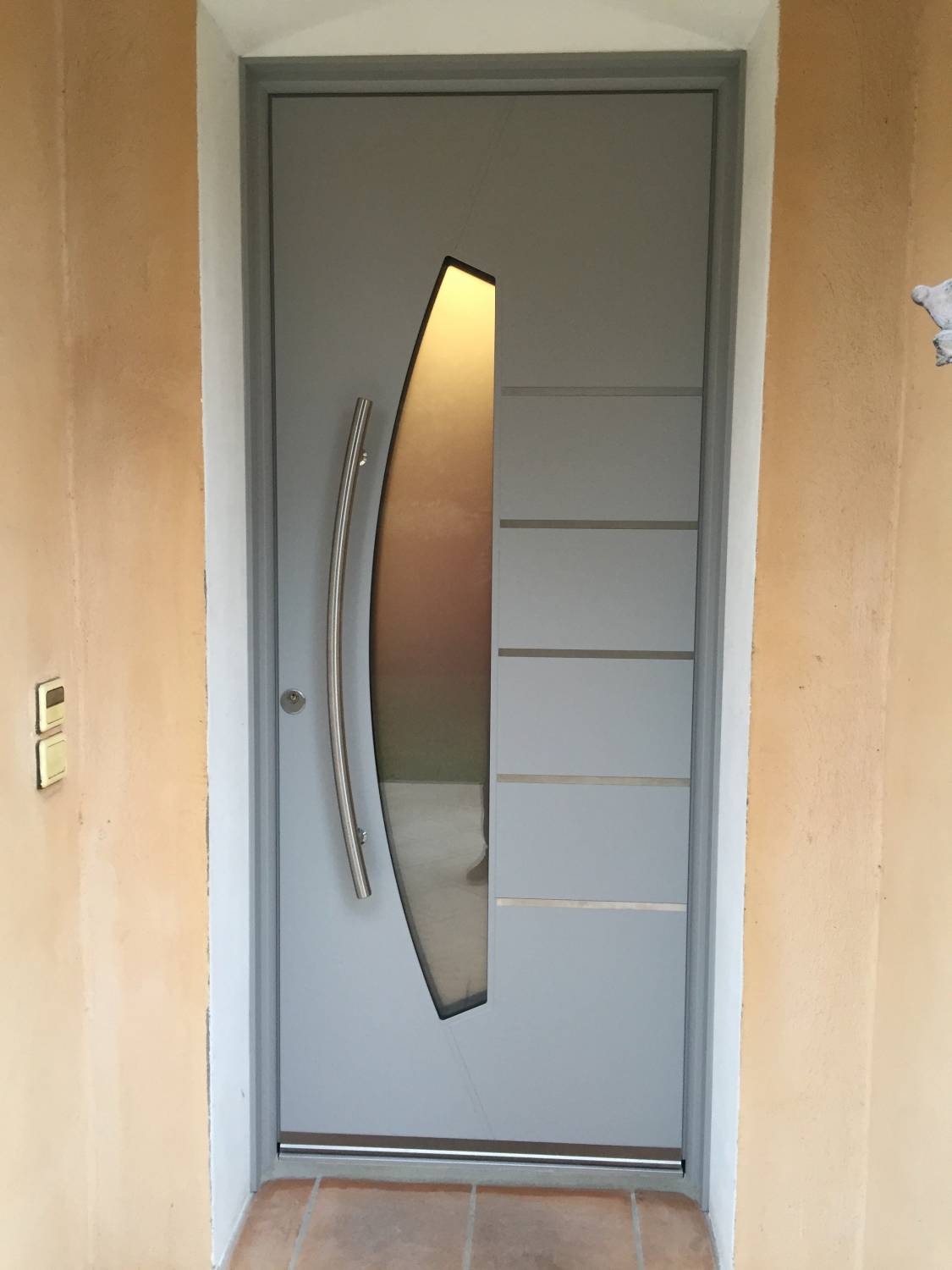 réhabilitation d'une porte d'entrée en aluminium sur mesure à Cheval blanc près de Orgon dans les Bouches du Rhône(84)