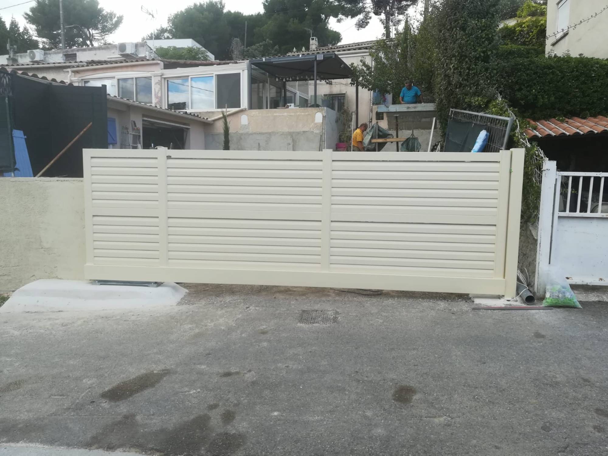 Pose d'un portail aluminium  sans entretien autoportant avec motorisation intégrée à Istres près de l'étang de Berre (13)