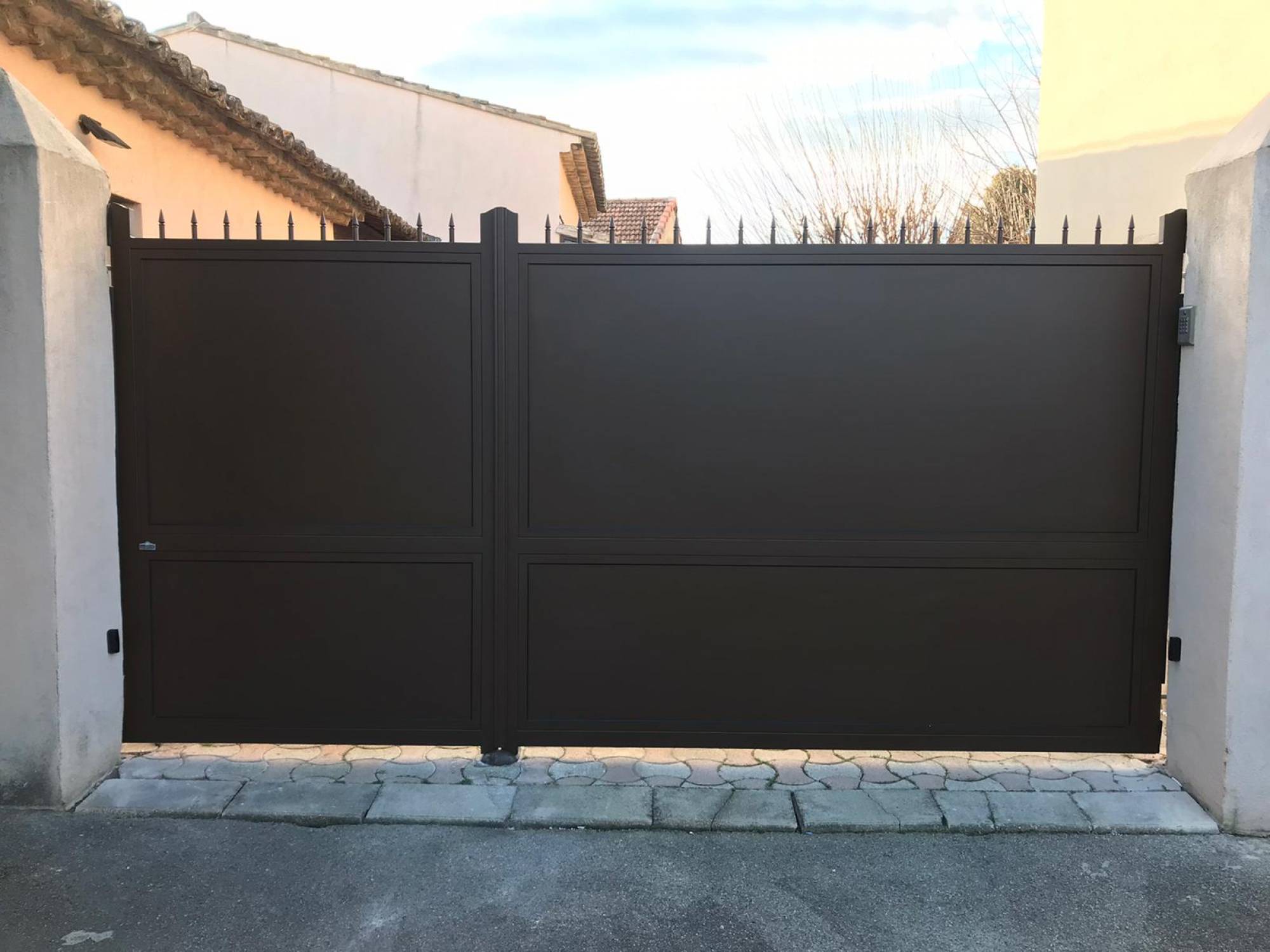 portail battant en aluminium haut de gamme 1/3 2/3 à Avignon dans le Vaucluse près de Villeneuve lès Avignon (30)