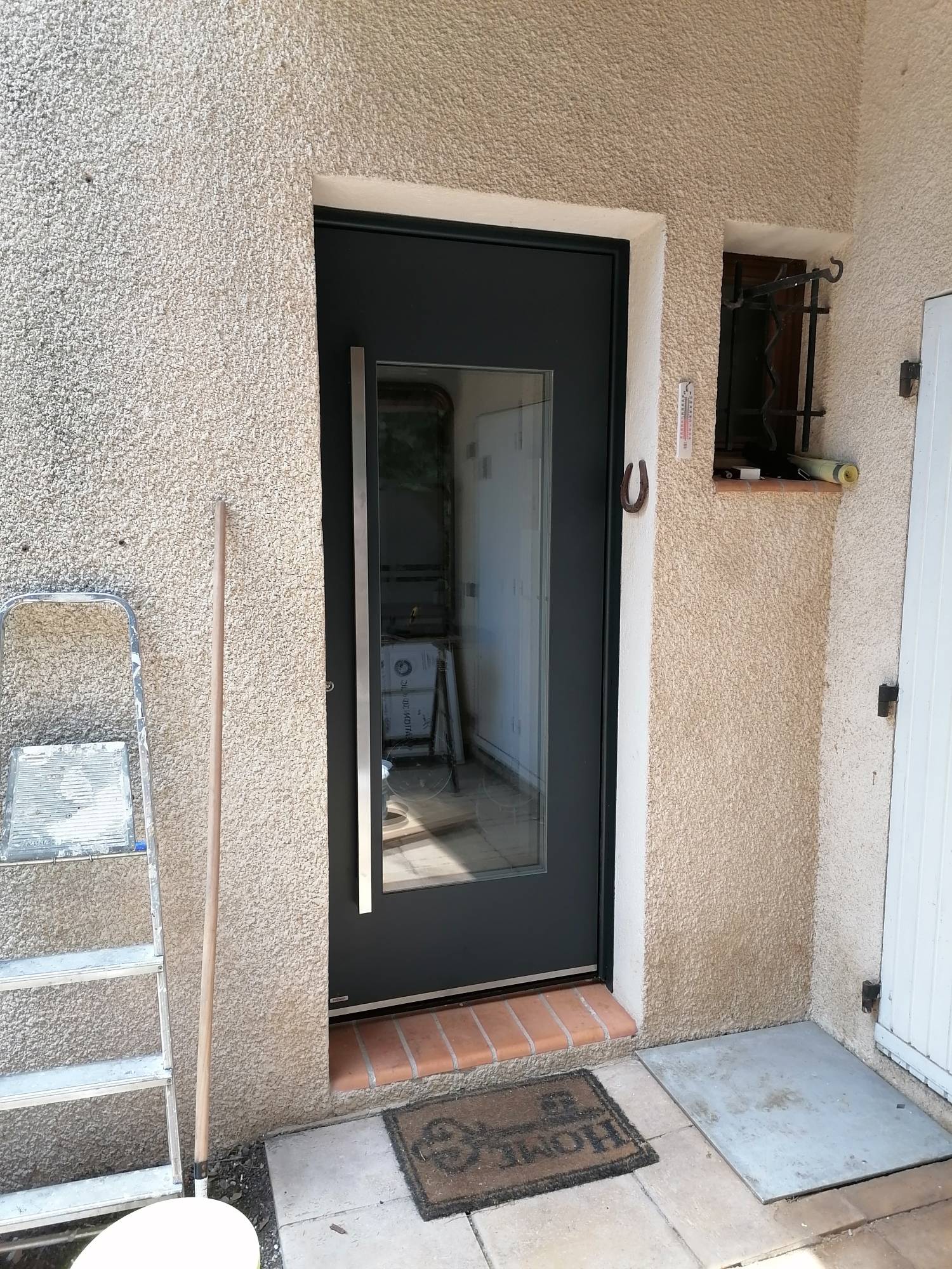 Porte d'entrée vitrée en alu gris anthracite à l'extérieur à Avignon proche de Monfavet (84)
