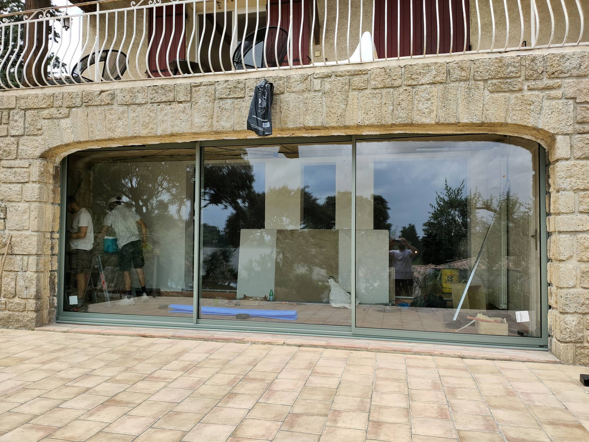 Rénovation d'une baie vitrée coulissante alu 3 vantaux 3 rails de couleur gris ciment 7033 à Villeneuve les Avignon proche de Pujaut (30)