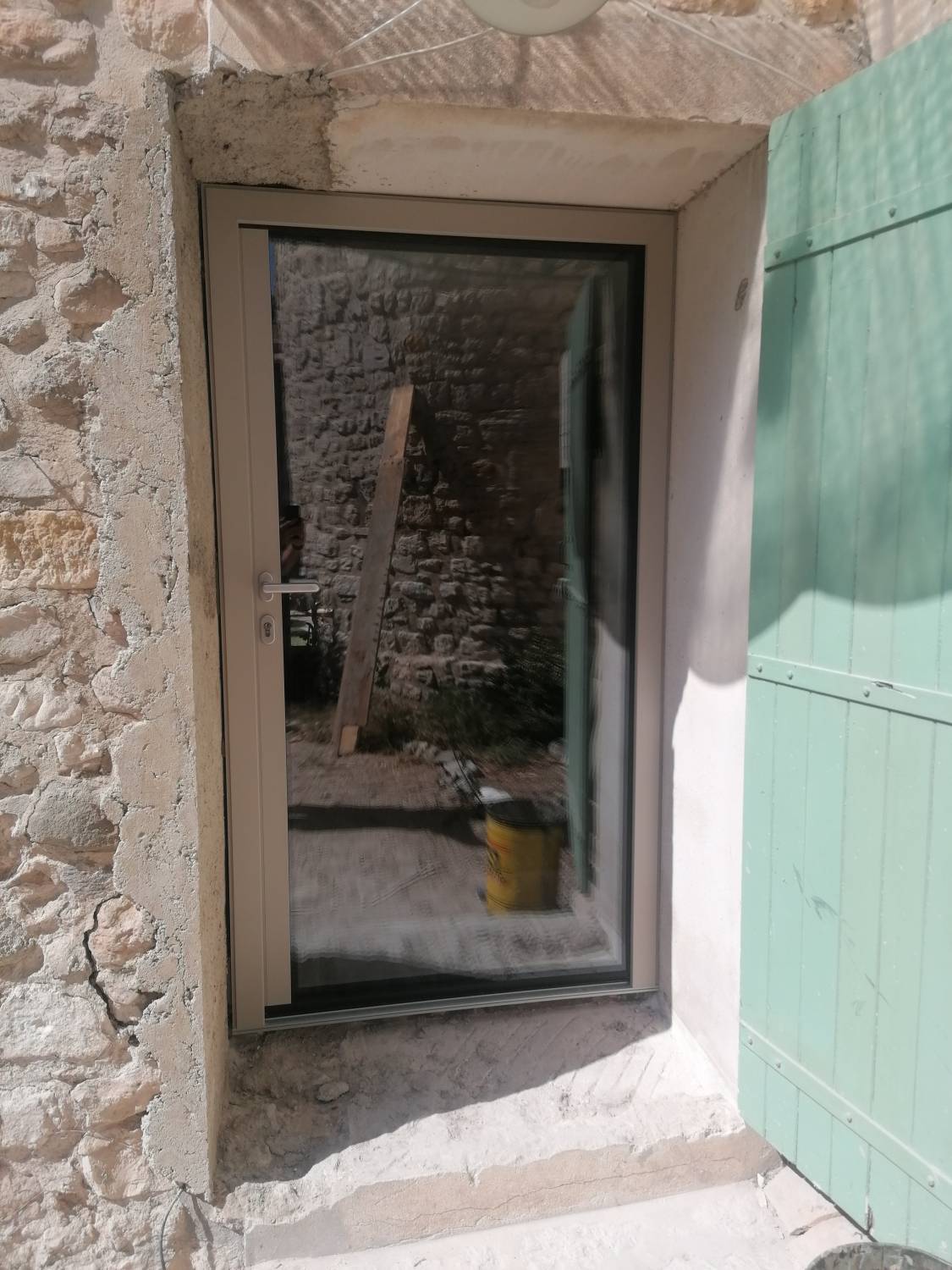 Rénovation de fenêtres avec petits-bois et porte d'entrée vitrée en aluminium haut de gamme à Velleron proche de l'Isle sur la Sorgue (84)