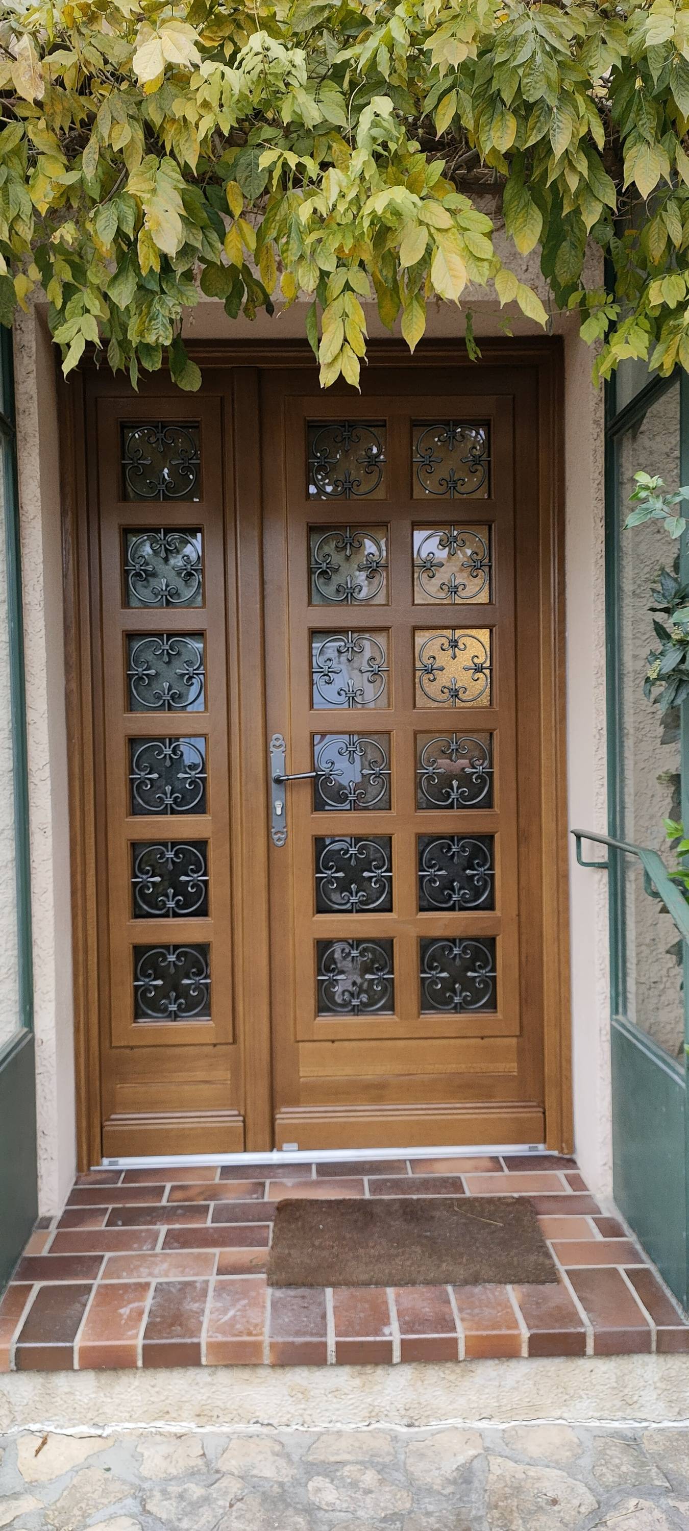 Rénovation d'une porte d'entrée en bois vitrée avec semi fixe ancienne à Morières les Avignon près de Vedène