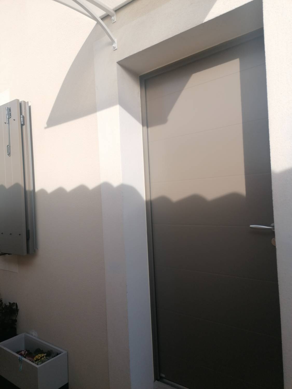 Remplacement d’une porte d’entrée contemporaine en aluminium sobre et élégante à Vedène près d’Avignon (84)