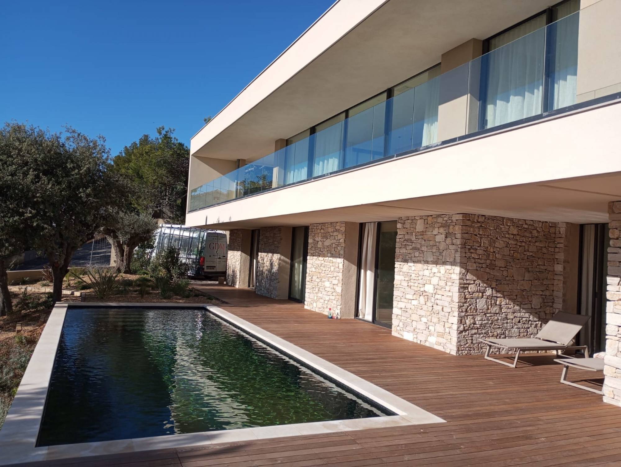 Pose en neuf de baie vitrée coulissante à ouvrant caché à Bandol proche de Sanary sur Mer en aluminium Technal noir sablé
