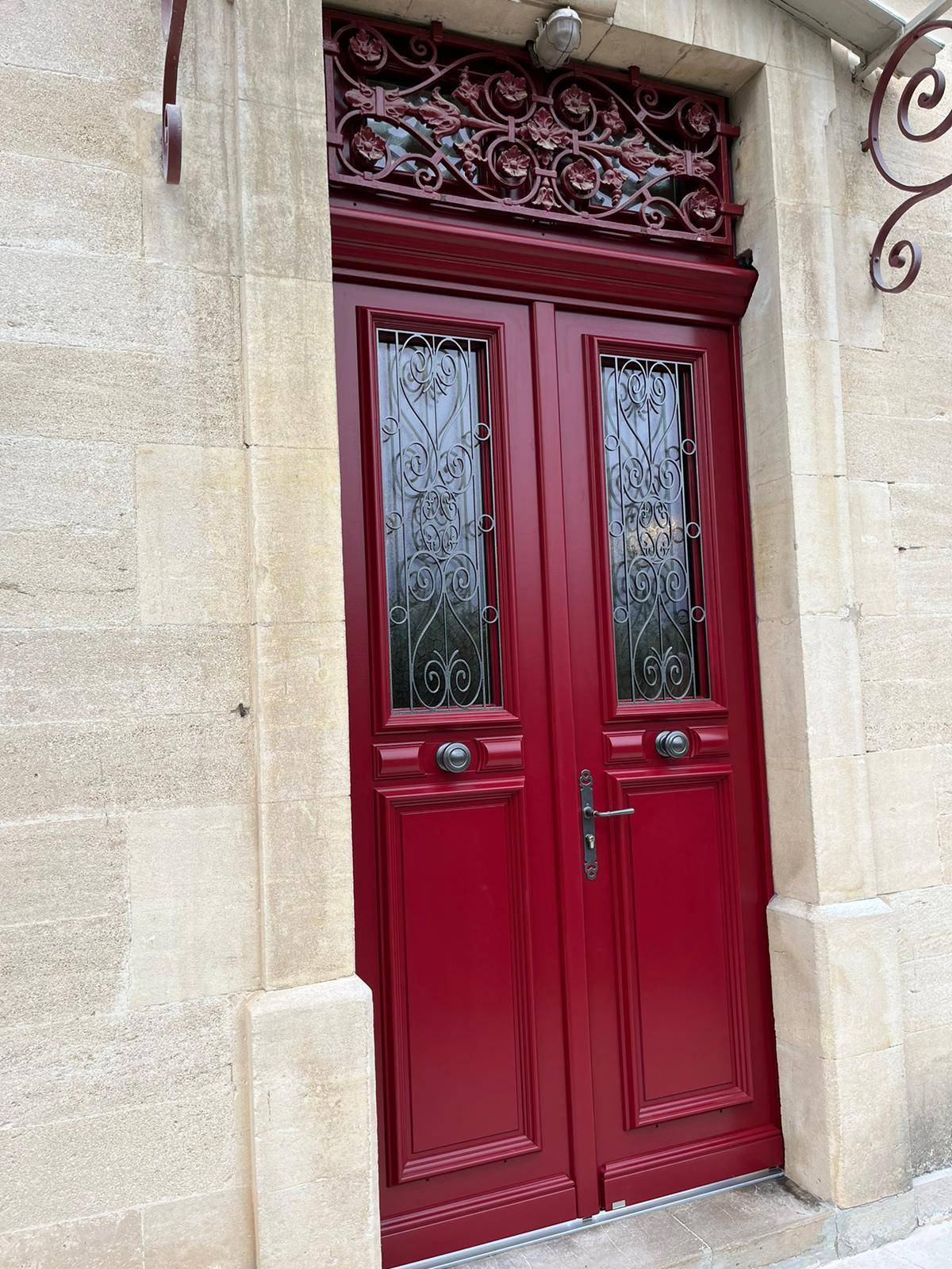 Remplacement d'une porte d'entrée en bois 2 vantaux à Morières les Avignon près de Vedène avec grille et imposte vitrée bicolore