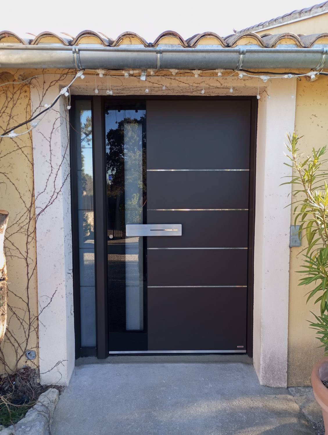 Mise en place d’une porte d’entrée en aluminium avec lecteur d’empreintes sur Cavaillon en dépose totale