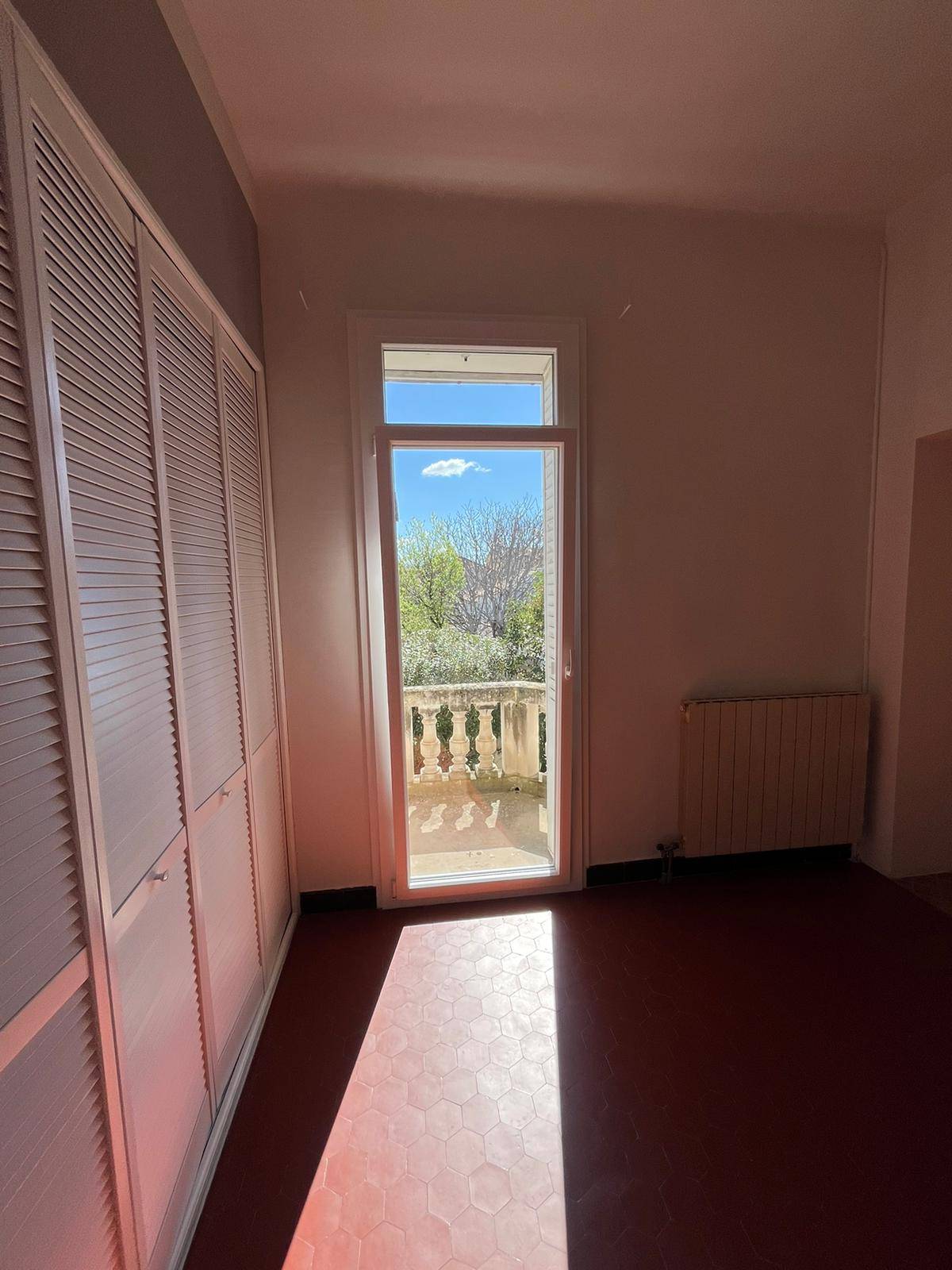 Installation de porte-fenêtre en PVC  double vitrage sur Avignon près de Vedène, avec imposte fixe, Marque Finstral