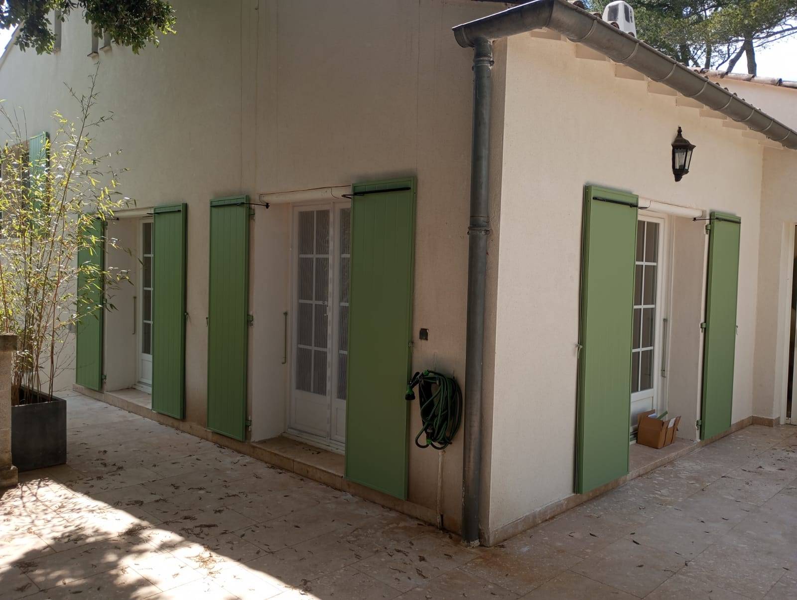 Pose de volets en alu battants motorisés sur Nîmes proche d'Arles sans entretien, avec isolation fibre de bois