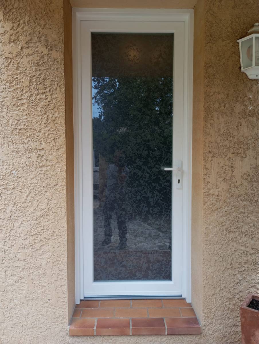 Installation d’une porte d’entrée vitrée sur mesure sur la commune des Angles près de Pujaut, en PVC blanc