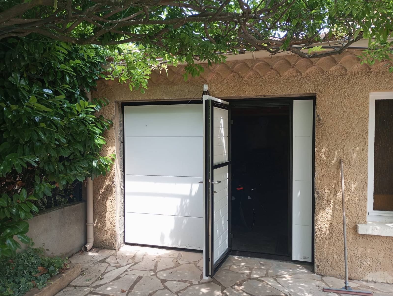 re sur la commune des Angles près de Villeneuve les Avignon, avec portillon intégré et sans rail de guidage