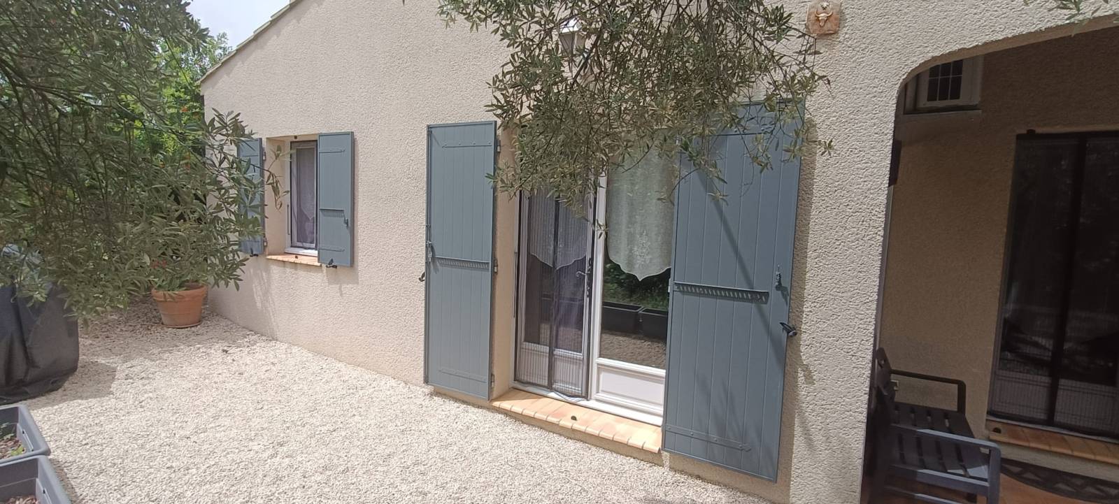 Mise en place de volet battant sur mesure en alu isolant sur Vedène près de Morières Les Avignon, avec crochets crémaillères