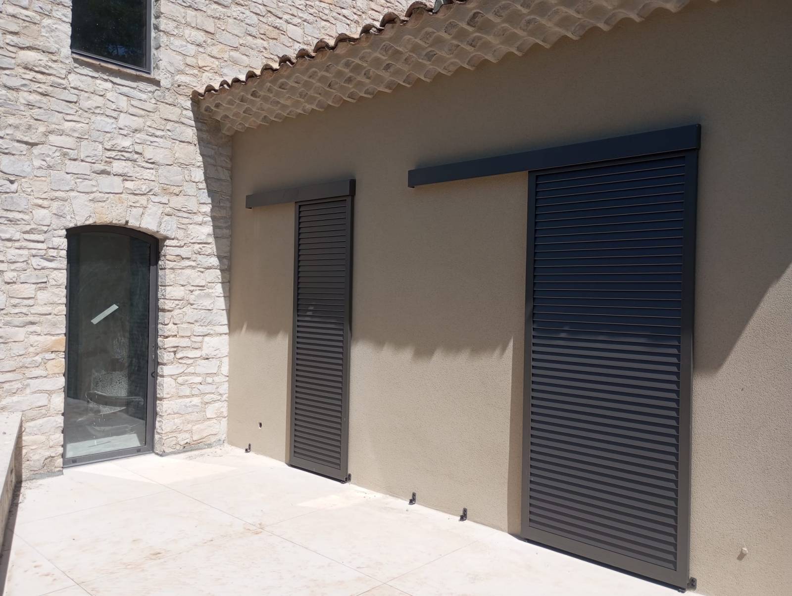 Pose de volets coulissants en aluminium 1 vantail sur Vaison la Romaine, avec lames fixes ajourées