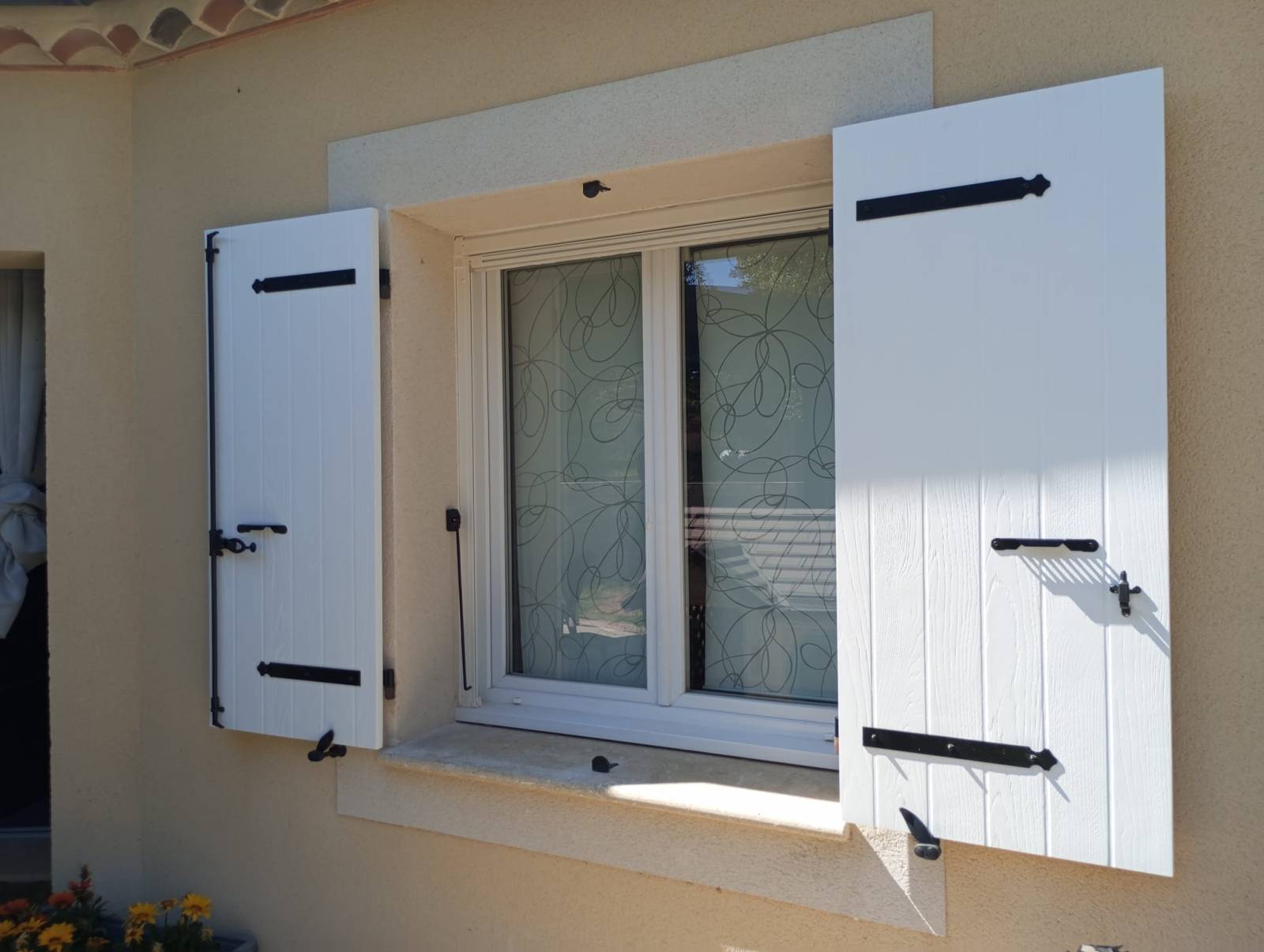 Pose de volet battant composite fibre de verre sur mesure à Saint Victor la Coste, sans entretien avec pentures/contre-pentures