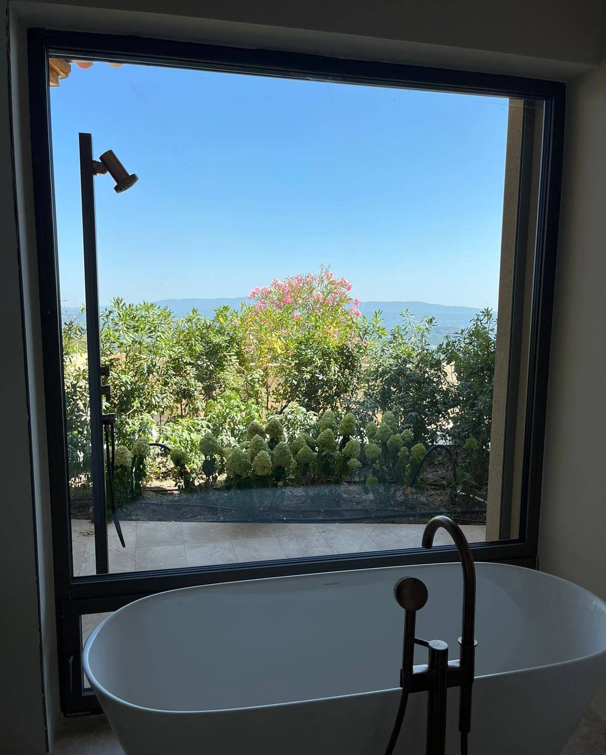 Menuiserie grand format à Avignon : fenêtre XXL sur mesure par GDM Menuiseries maximisez la lumière 