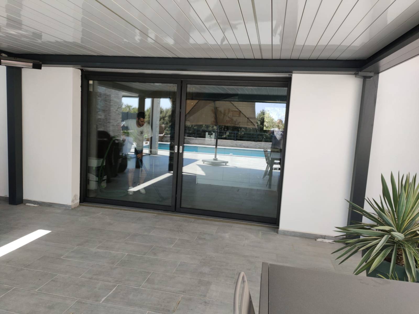 Baie vitrée à levage et à galandage en bois aluminium Finstral dans la Drôme (La garde adhémar)