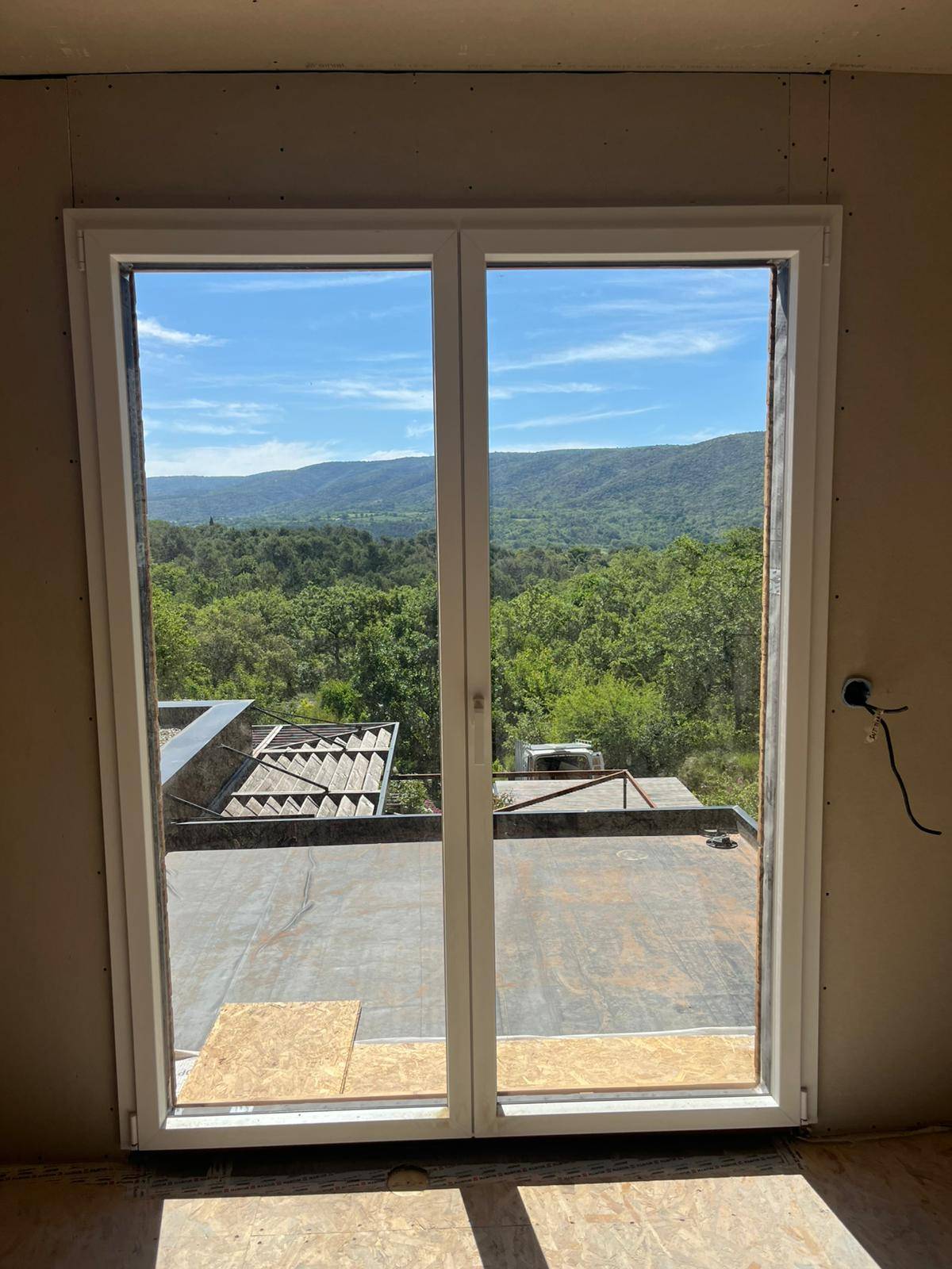 installation de fenêtre en PVC et aluminium sur mesure à Malemort du Comtat, avec ouvrant caché