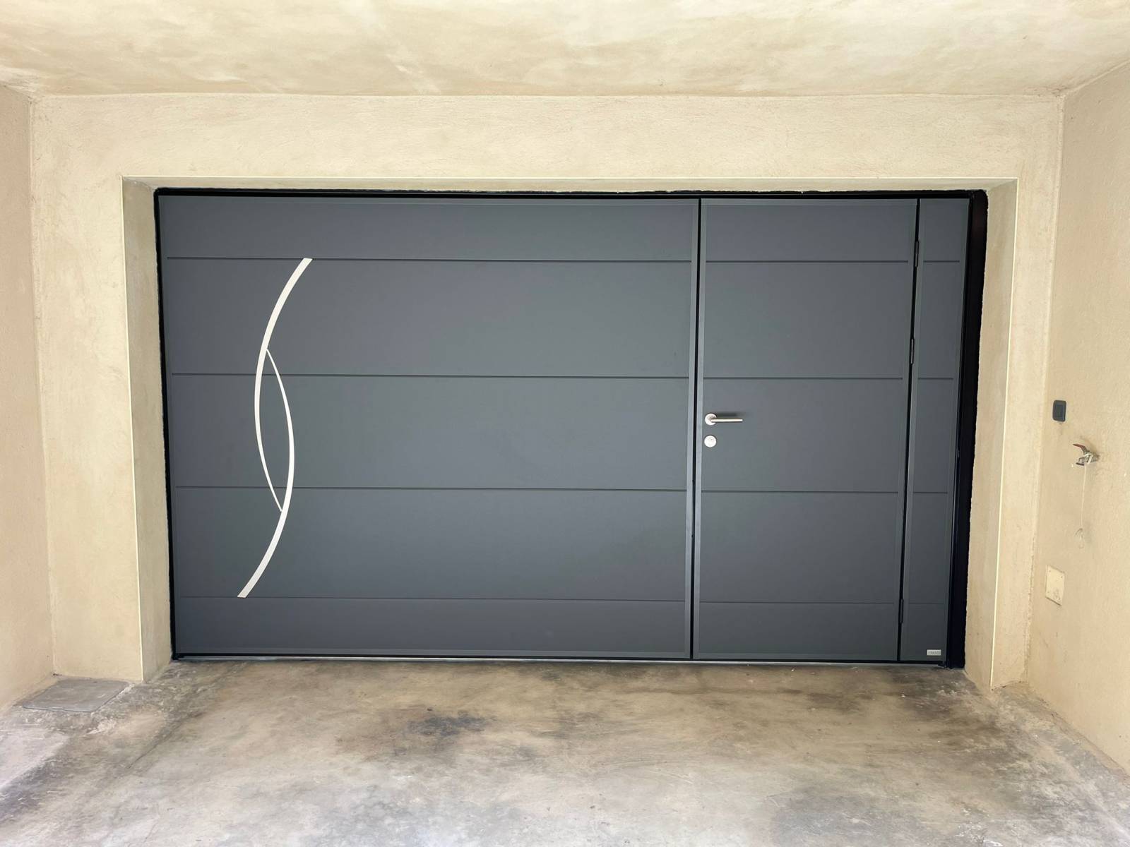 Pose d’une porte de garage basculante automatique sur Eyragues, avec moteur et pose de portillon Moos, marque française