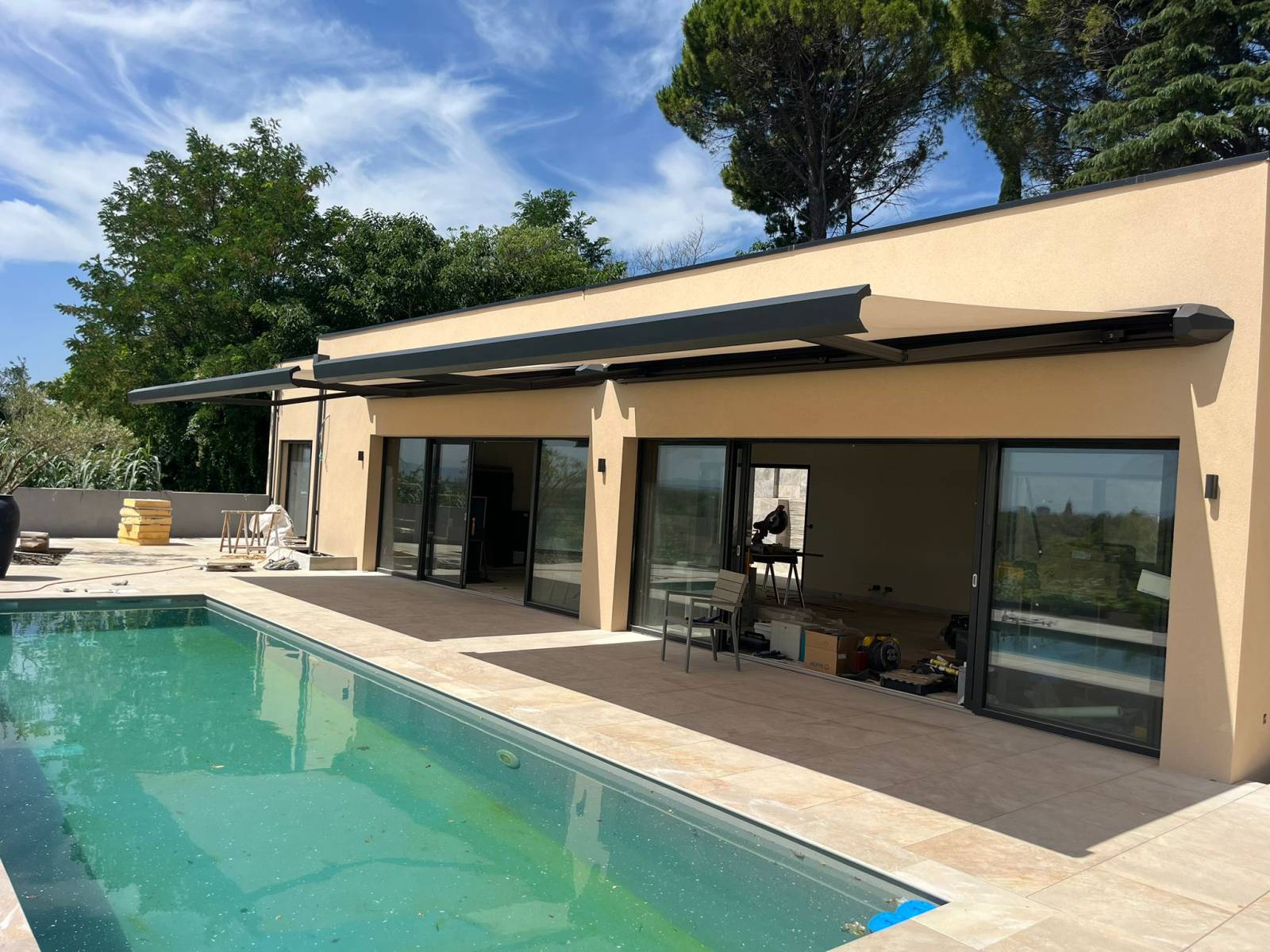 Pose de store banne extérieur sur mesure motorisé à Villeneuve les Avignon, avec coffre intégral en aluminium marque française