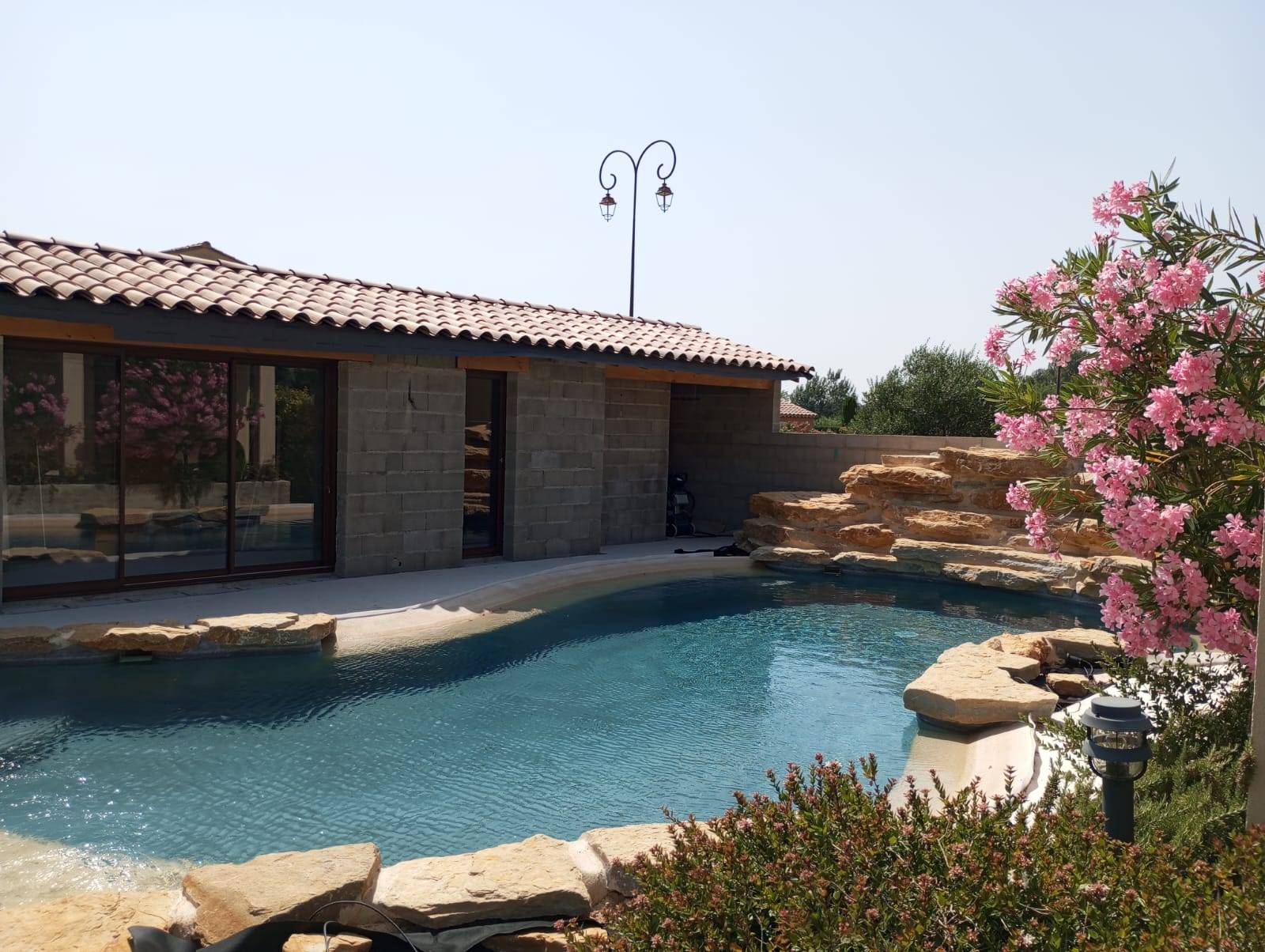 Installation d’une baie vitrée à galandage 3 vantaux en aluminium sur Taillades, avec serrure 4 points