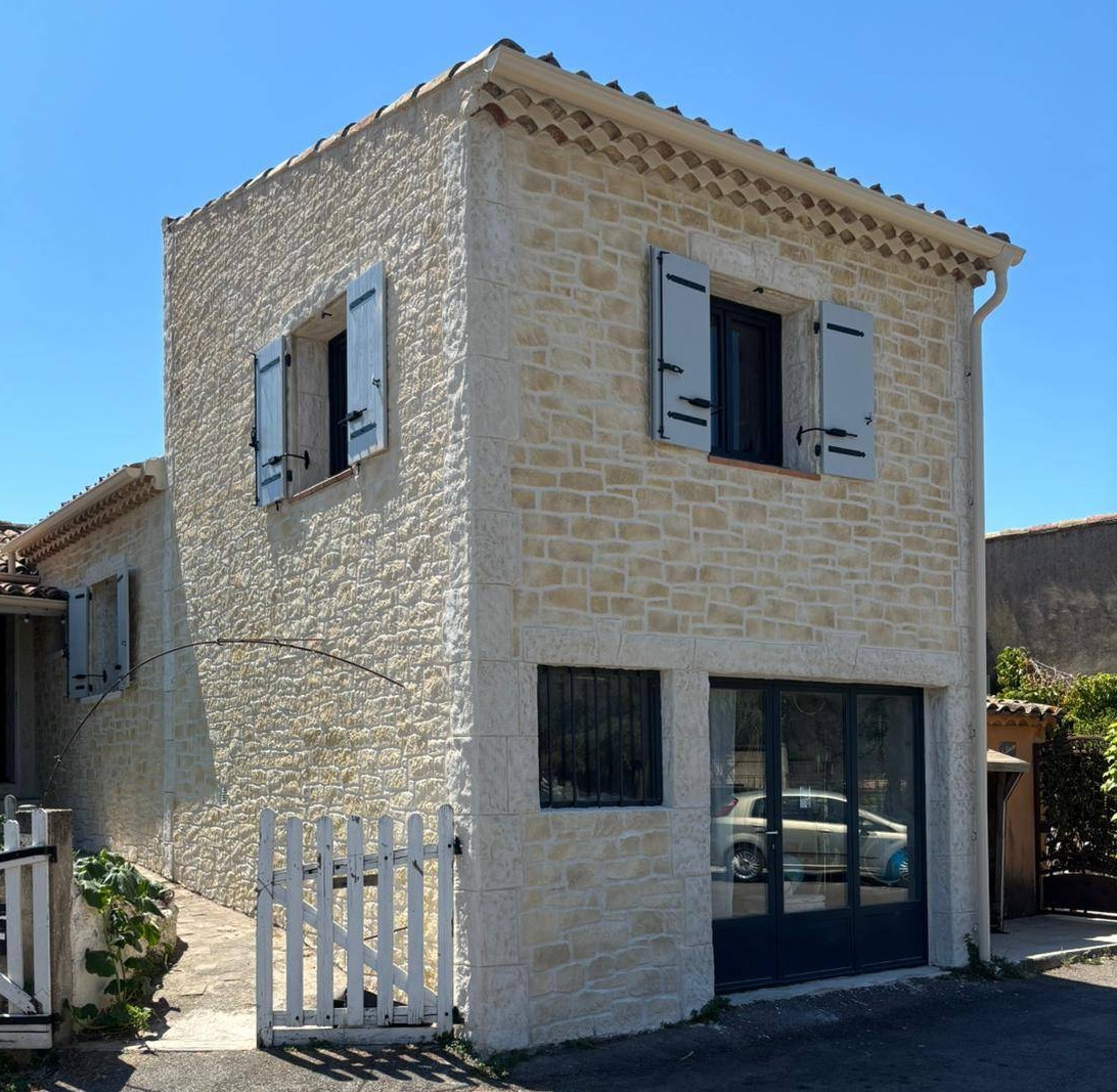 Mise en place de volets battants sur mesure en composite renforcé fibre de verre à Aix en Provence avec imitation bois