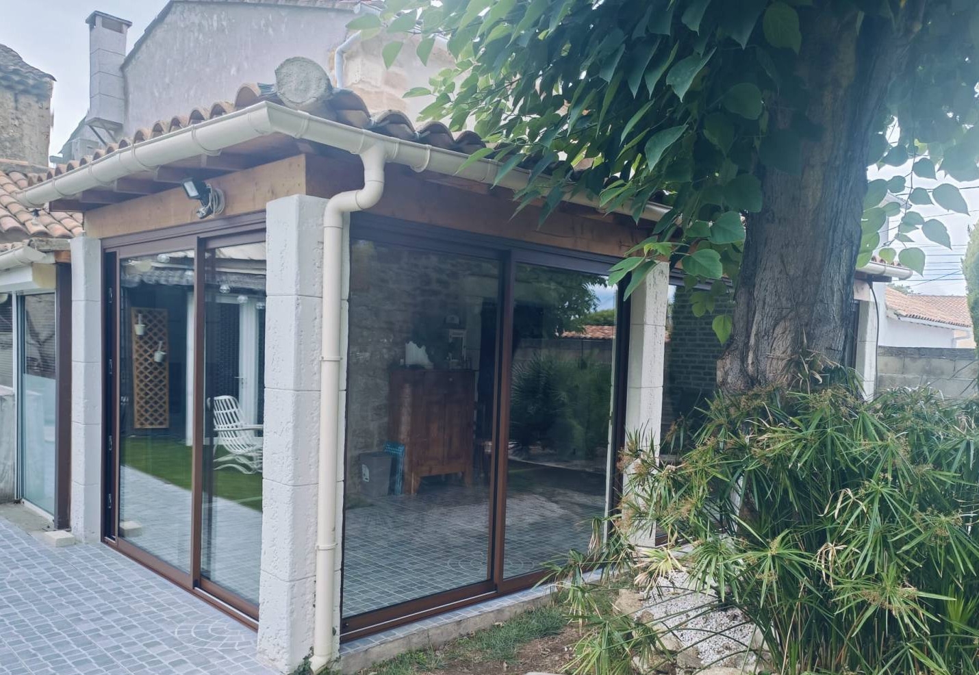 Installation de baie vitrée coulissante 2 vantaux 2 rails sur mesure en aluminium sur Le Pontet, avec vitrage isolant feuilleté et poignée laquée