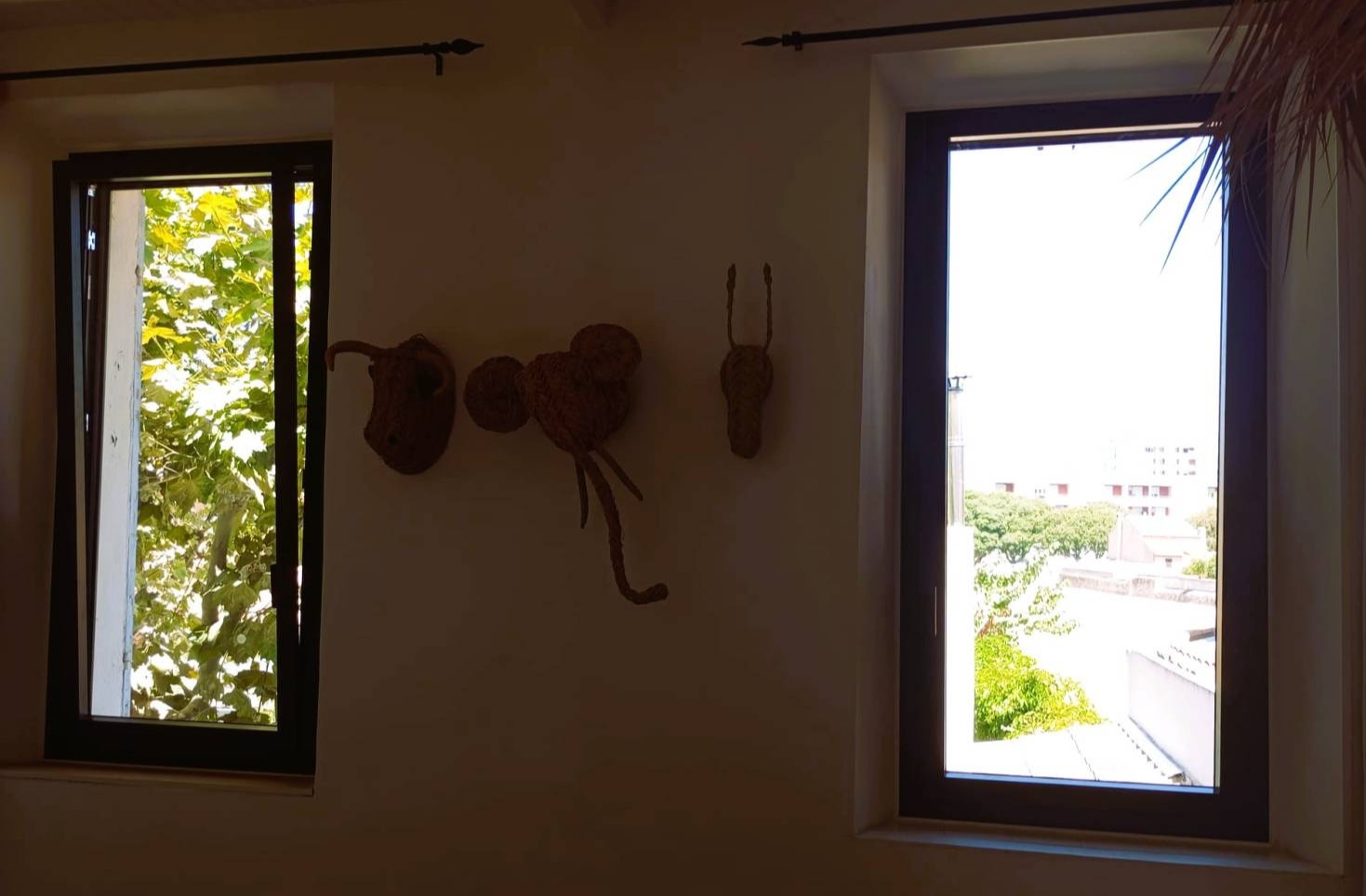 Pose de fenêtres double vitrage en aluminium 1 vantail anthracite sur Marseille, avec oscillo battant