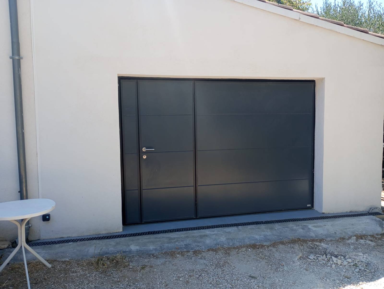 Installation d’une porte de garage basculante automatique sur Marseille, avec moteur Moos marque française et portillon intégré