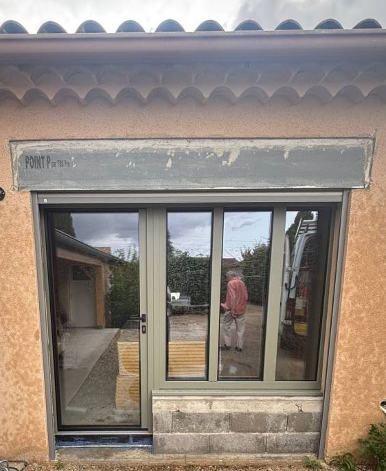 installation d’un ensemble composé : d’une porte, une fenêtre 2 vantaux et un fixe en aluminium bicolore à Camaret sur Aigues, avec triple vitrage et volet roulant