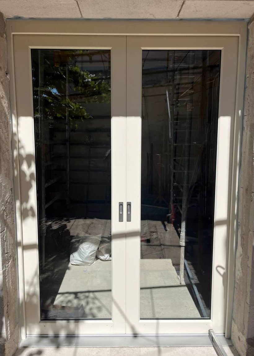 Remplacement d’un coulissant à galandage 2 vantaux en bois sur Marseille, avec finition peinture 2 faces