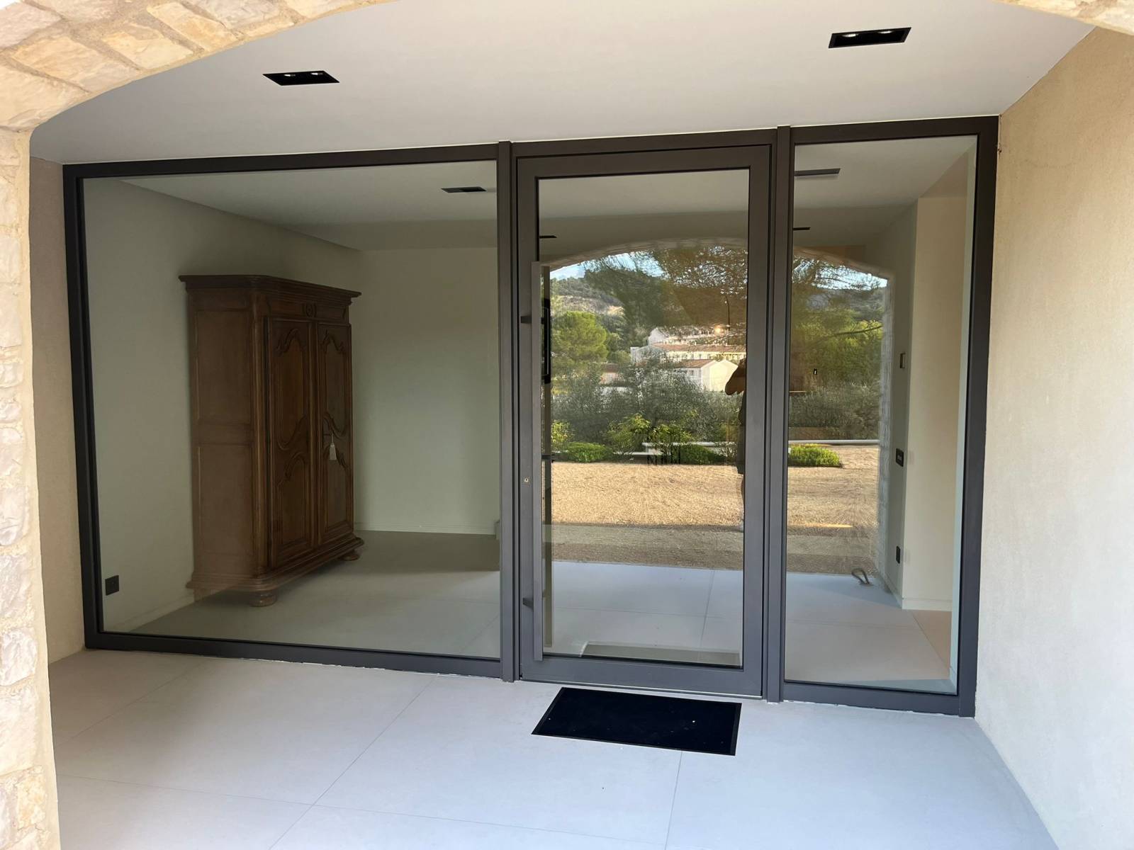 Pose d’une porte d’entrée vitrée en aluminium haut de gamme sur Vaison-la-Romaine, avec châssis fixes latéraux vitrés