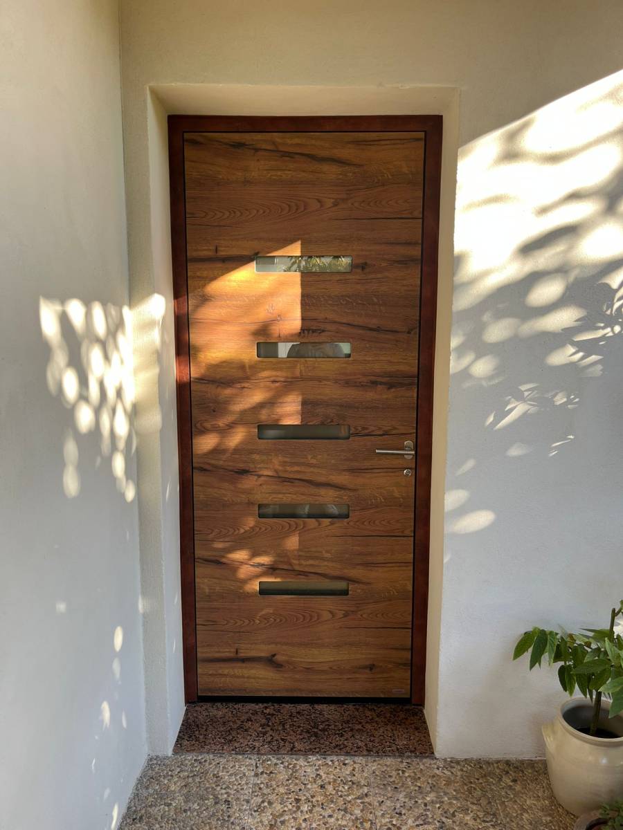 Installation d’une porte d’entrée en aluminium à Tournon sur Rhône avec triple vitrage feuilleté et structure en carbon core 