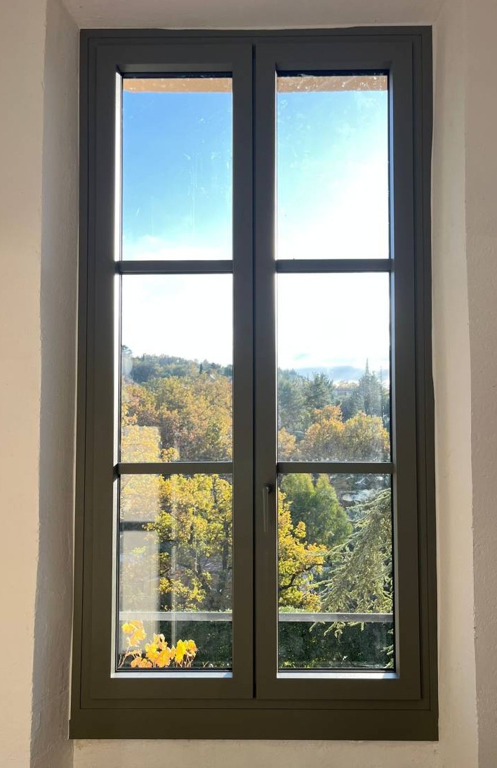 Mise en œuvre de fenêtres en aluminium sur mesure haut de gamme à Grambois près de Pertuis avec petits bois collés et paumelles cachées